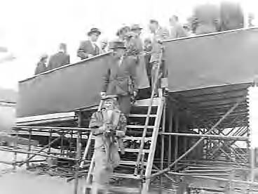 Fotocollectie Anefo — Tewaterlating van de mijnenveger Hr. Ms. "Lisse" bij scheepswerf E.J. Smit & Zn. te Westerbroek. De doopplechtigheid werd verricht door de echtgenote van de burgemeester van Lisse, mevr. W.H.M. de Graaf-Theuling — Foto: Rossem, Wim van / Anefo. Licentie: Set B: Rechtenvrij / Publiek Domein. Bron: Nationaal Archief. http://hdl.handle.net/10648/a948362a-d0b4-102d-bcf8-003048976d84