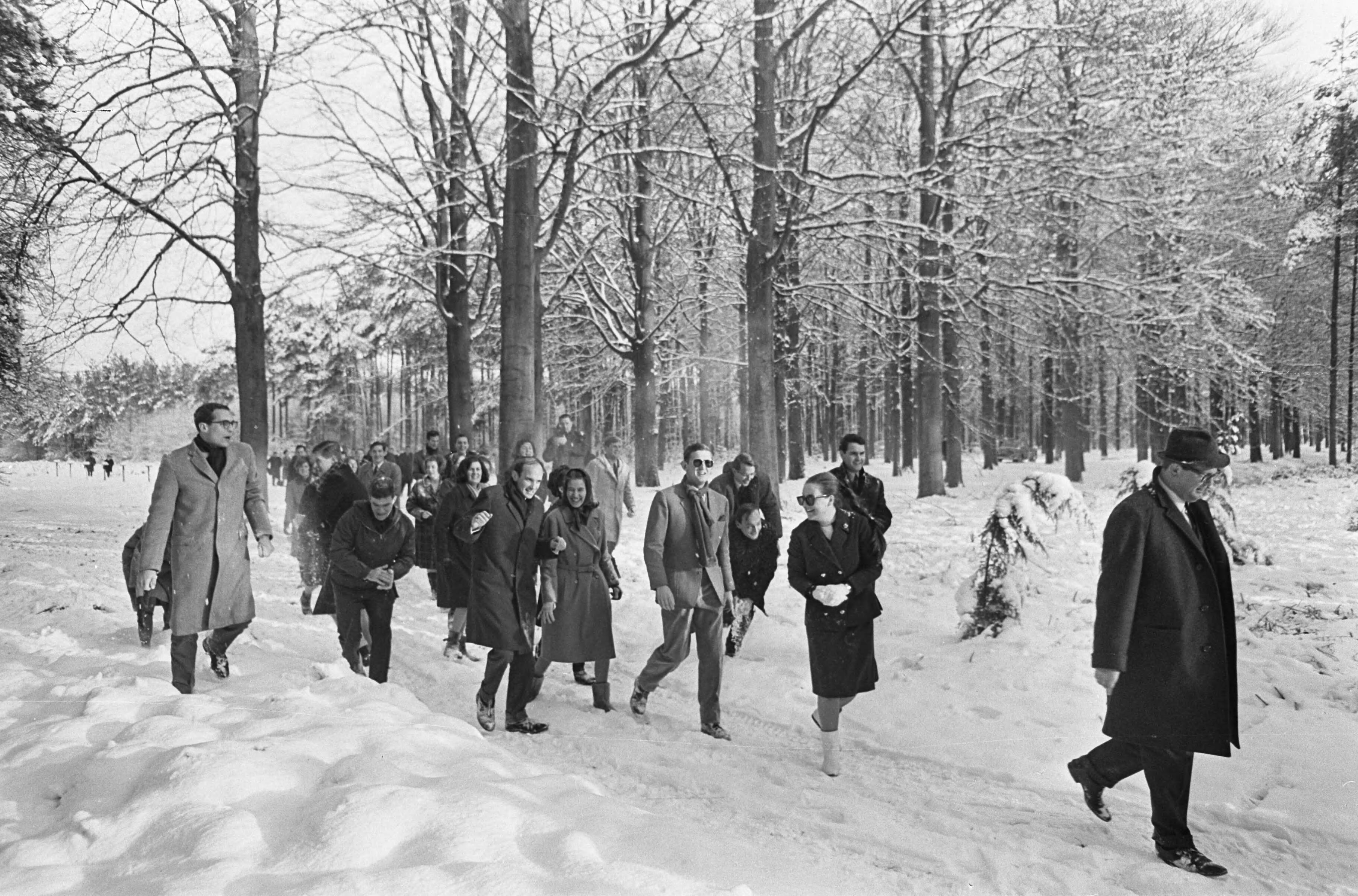 Fotocollectie Anefo — Sneeuwpret rondom Soestdijk, op de voorgrond het bruidspaar tijdens de wandeling — Foto: Nijs, Jac. de / Anefo. Licentie: Set B: Rechtenvrij / Publiek Domein. Bron: Nationaal Archief. http://hdl.handle.net/10648/ab0b40d8-d0b4-102d-bcf8-003048976d84