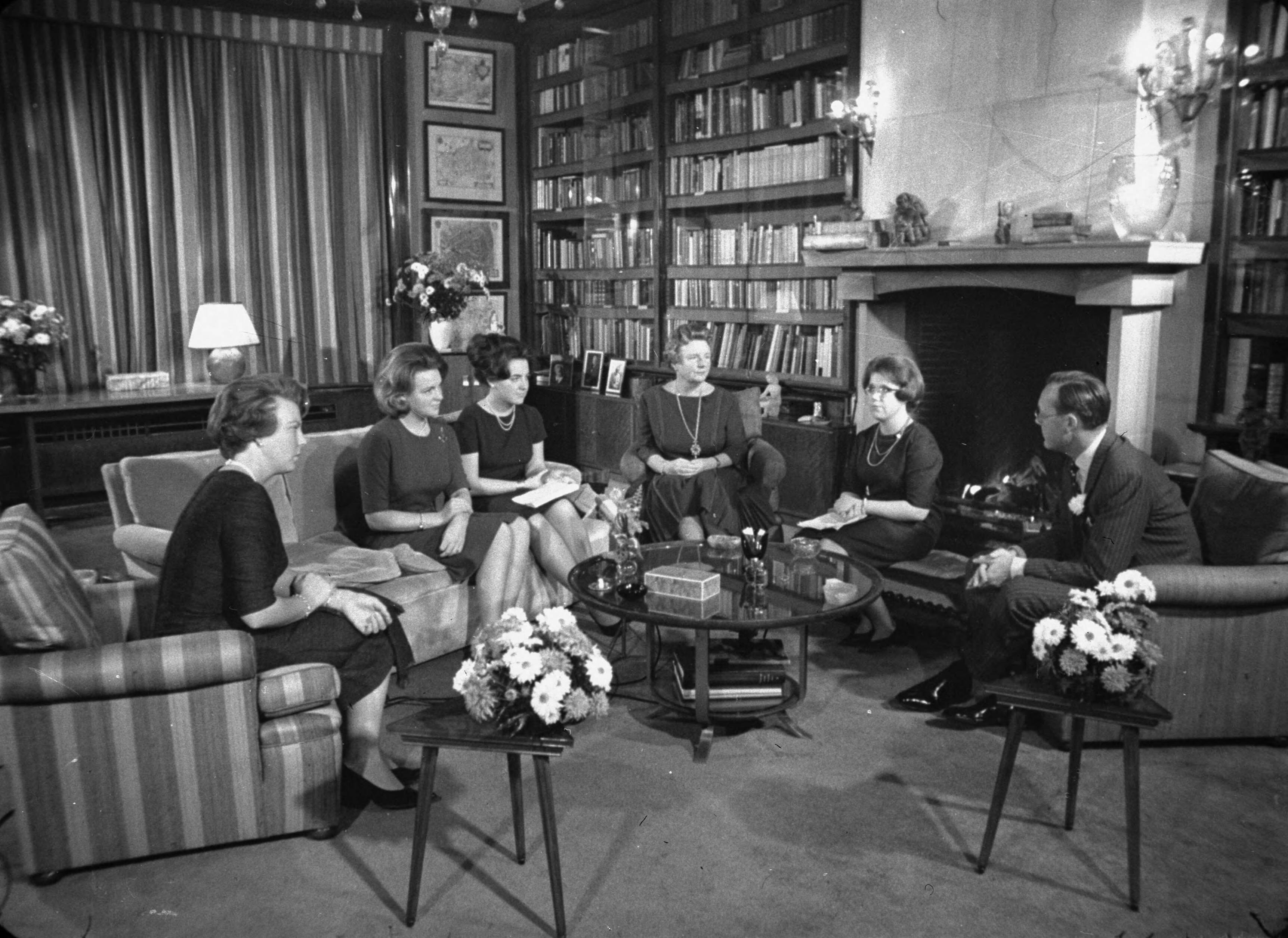 Fotocollectie RVD / Koninklijk Huis — Koningin Juliana en prins Bernhard met hun 4 dochters de prinsessen Beatrix, Margriet, Irene en Christina in de bibliotheek van paleis Soestdijk tijdens het Nationaal programma Oranje over Oranjes, in het kader van de herdenking 1813-1963, zaterdag 30 november 1963 — Foto: Rousel (repro) / RVD. Licentie: Set B: Rechtenvrij / Publiek Domein. Bron: Nationaal Archief. http://hdl.handle.net/10648/afb4add6-d0b4-102d-bcf8-003048976d84