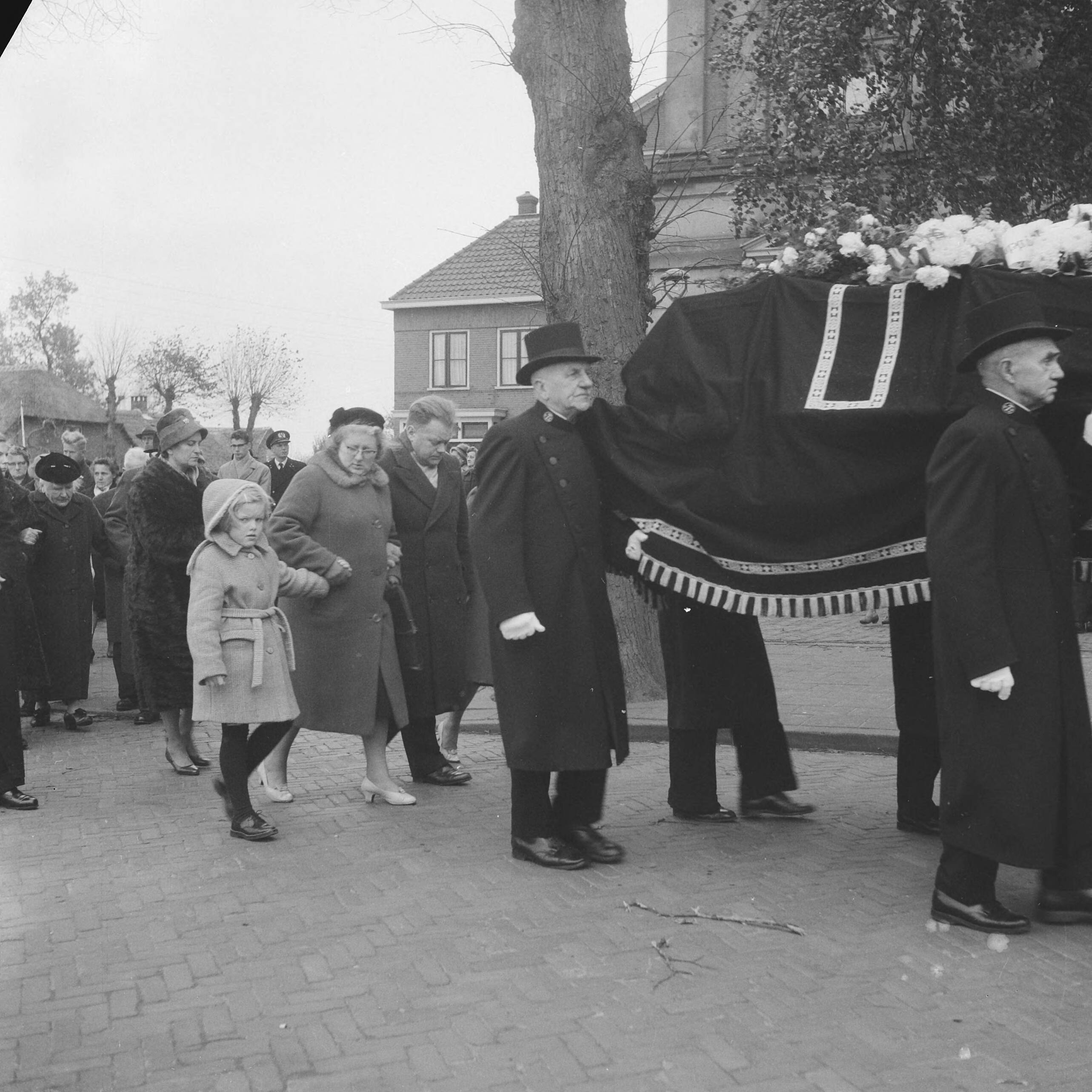 Fotocollectie Anefo — Begrafenis Theo Mastwijk in Soest — Foto: Pot, Harry / Anefo. Licentie: Set B: Rechtenvrij / Publiek Domein. Bron: Nationaal Archief. http://hdl.handle.net/10648/a9ec6696-d0b4-102d-bcf8-003048976d84