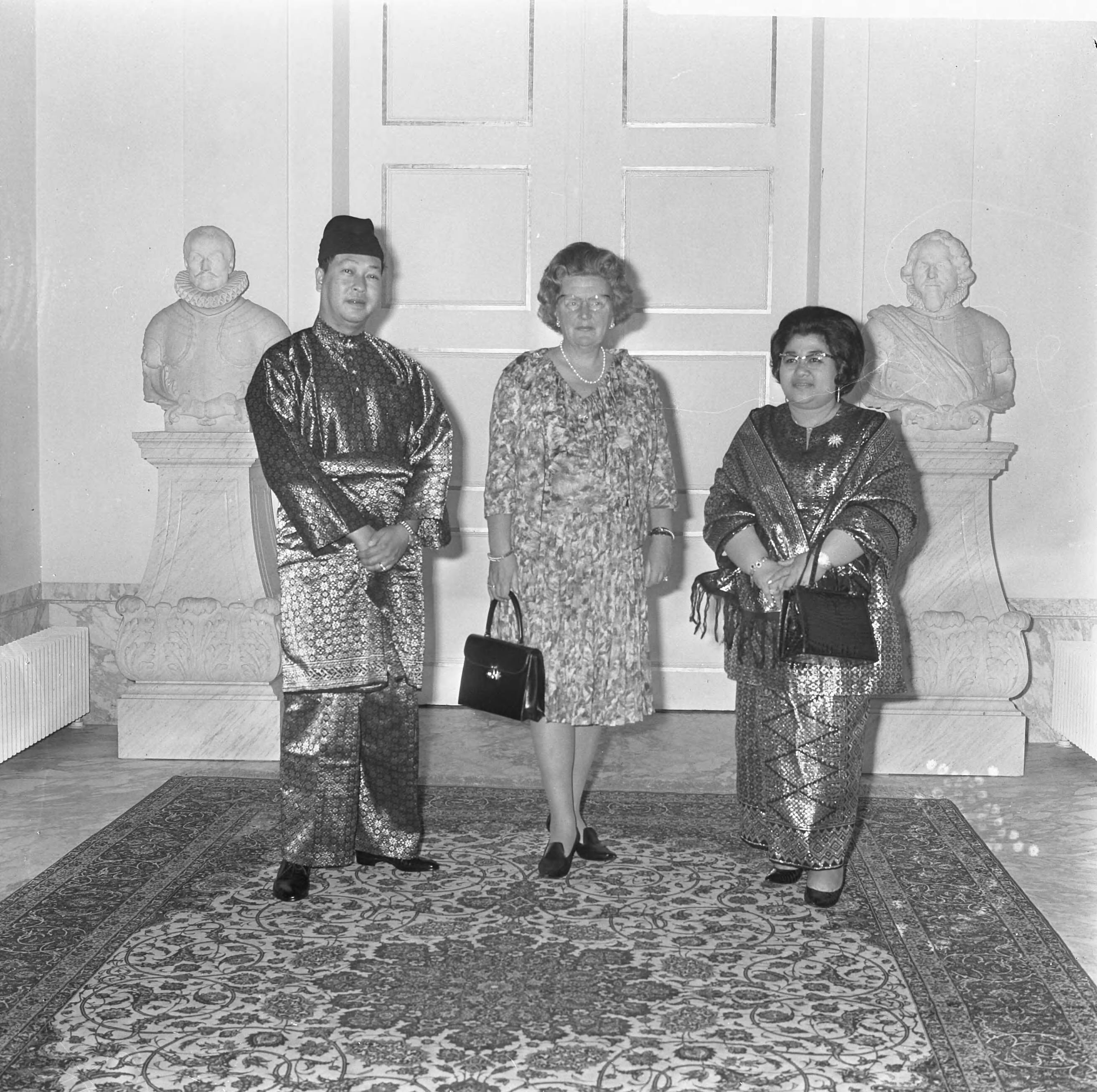 Fotocollectie Anefo — Koningin Juliana ontvangt sultan Salahuddin Abdul Aziz Shah van Selangor en zijn echtgenote op paleis Soestdijk — Foto: Koch, Eric / Anefo. Licentie: Set B: Rechtenvrij / Publiek Domein. Bron: Nationaal Archief. http://hdl.handle.net/10648/aab28f56-d0b4-102d-bcf8-003048976d84