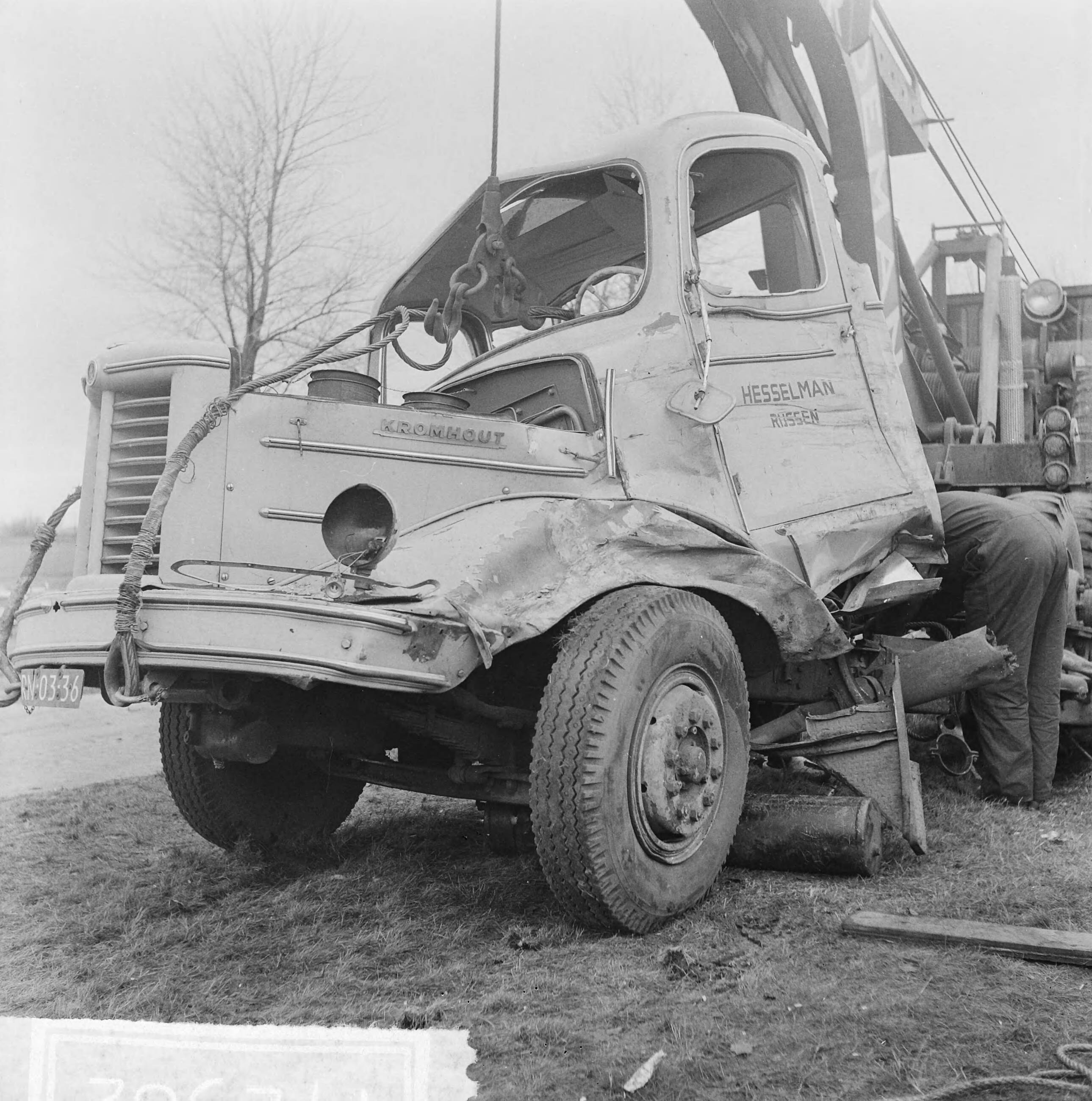 Fotocollectie Anefo — Auto-ongeluk op Rijksweg Amsterdam-Amersfoort ter hoogte van Baarn, overzicht ravage — Foto: Broers, F.N. / Anefo. Licentie: Set B: Rechtenvrij / Publiek Domein. Bron: Nationaal Archief. http://hdl.handle.net/10648/aa896c0c-d0b4-102d-bcf8-003048976d84