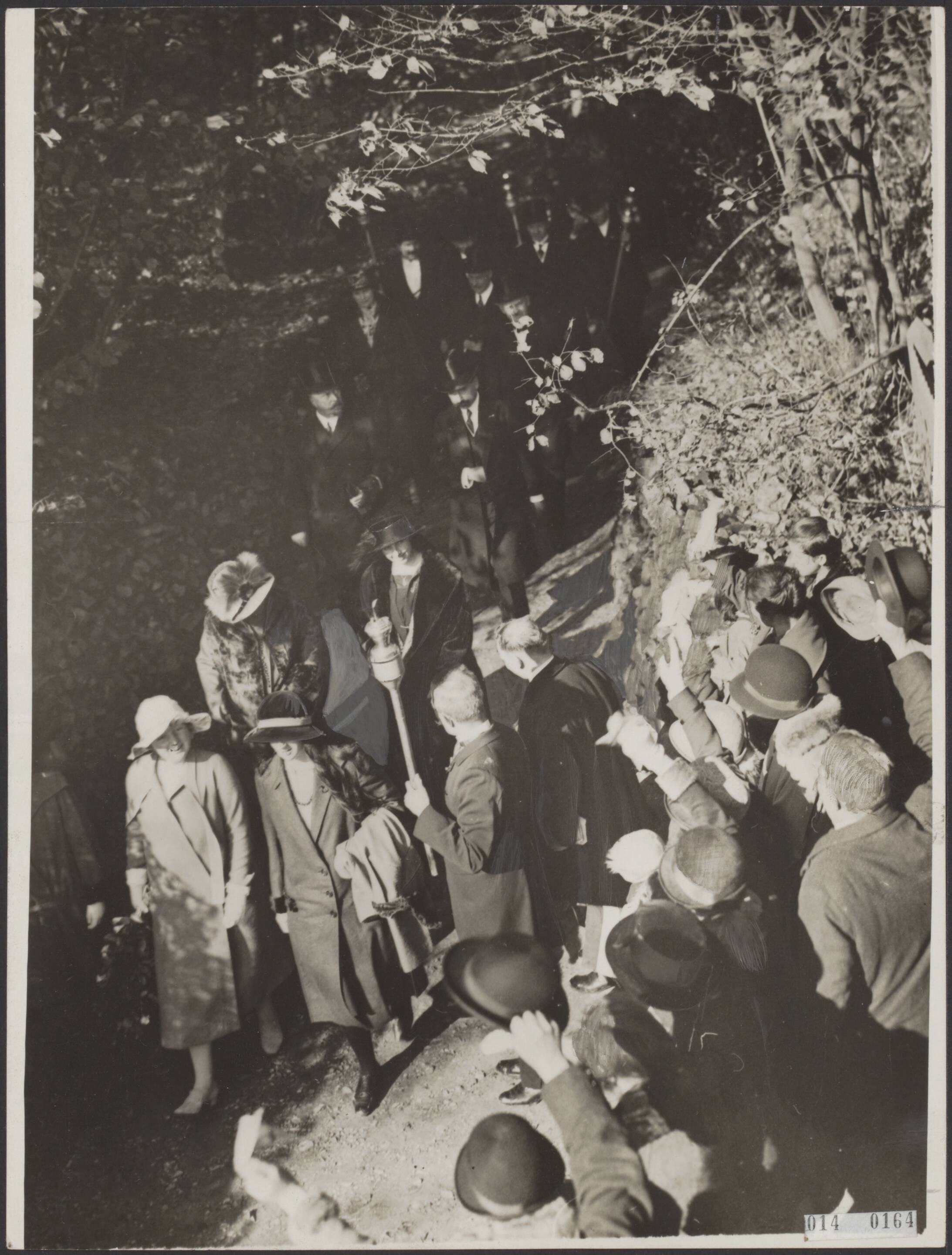 Fotocollectie Elsevier Binnenland — Koninklijk bezoek aan Limburg. Na de bezichtiging van de St. Pietersberg — Foto: N.V. Vereenigde Fotobureaux. Licentie: Set B: Rechtenvrij / Publiek Domein. Bron: Nationaal Archief. http://hdl.handle.net/10648/adafca02-d0b4-102d-bcf8-003048976d84