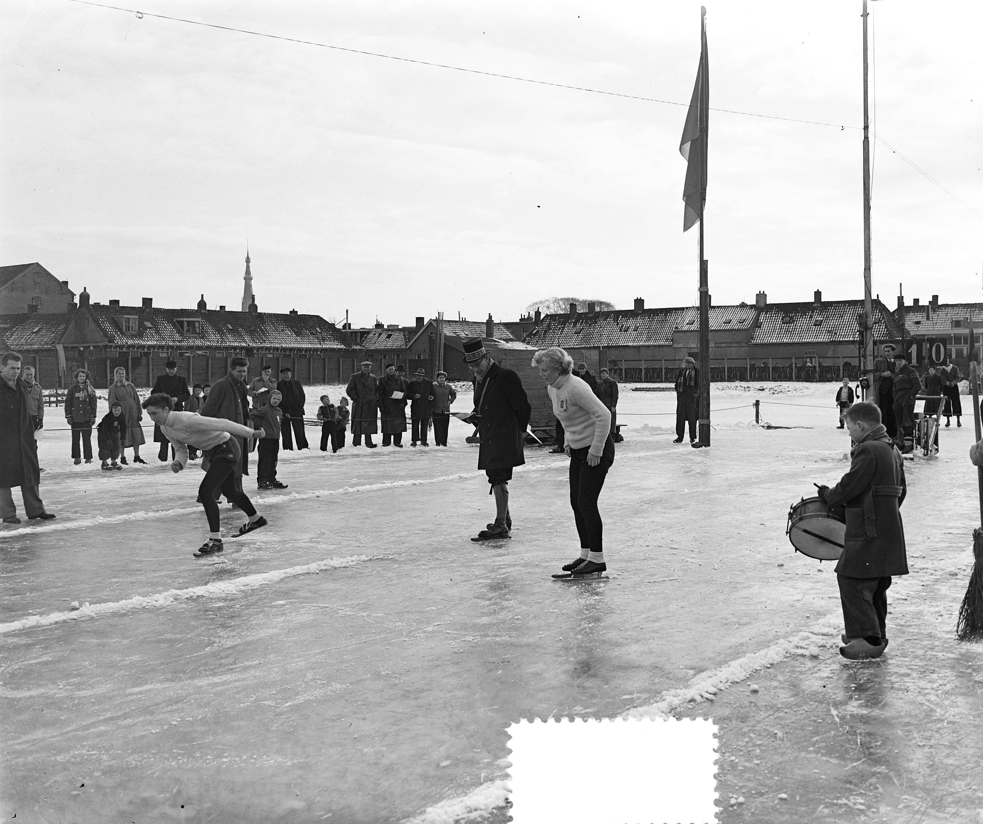 Fotocollectie Anefo — Kortebaanwedstrijden voor vrouwen om de Gouden Bal te Leeuwarden — Foto: Pot, Harry / Anefo. Licentie: Set B: Rechtenvrij / Publiek Domein. Bron: Nationaal Archief. http://hdl.handle.net/10648/a92f7e50-d0b4-102d-bcf8-003048976d84