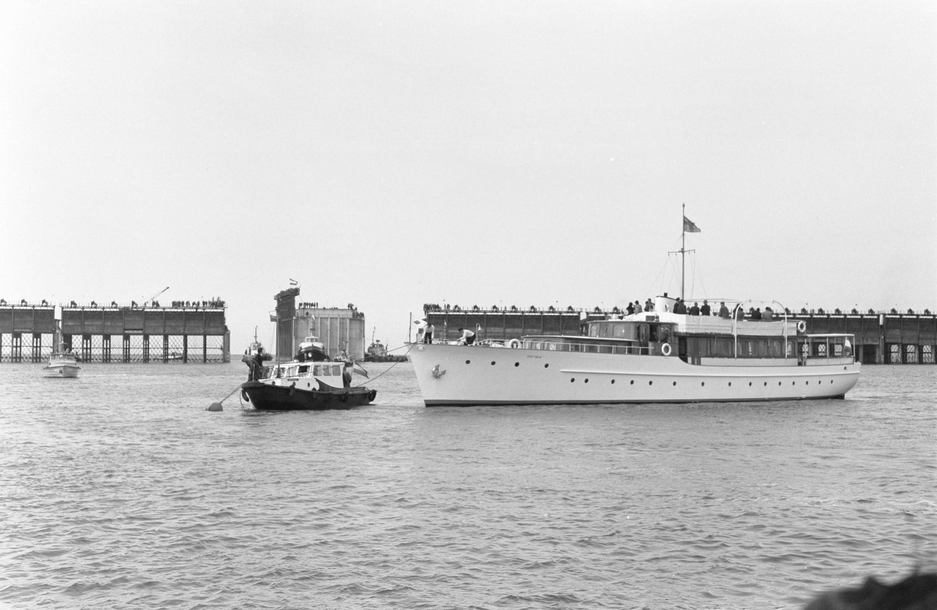 Fotocollectie Anefo — Sluiting Veerse Gat. Koningin Juliana is aanwezig aan boord van het koninklijk jacht "Piet Hein" — Foto: Pot, Harry / Anefo. Licentie: Set B: Rechtenvrij / Publiek Domein. Bron: Nationaal Archief. http://hdl.handle.net/10648/a9d2ba3e-d0b4-102d-bcf8-003048976d84