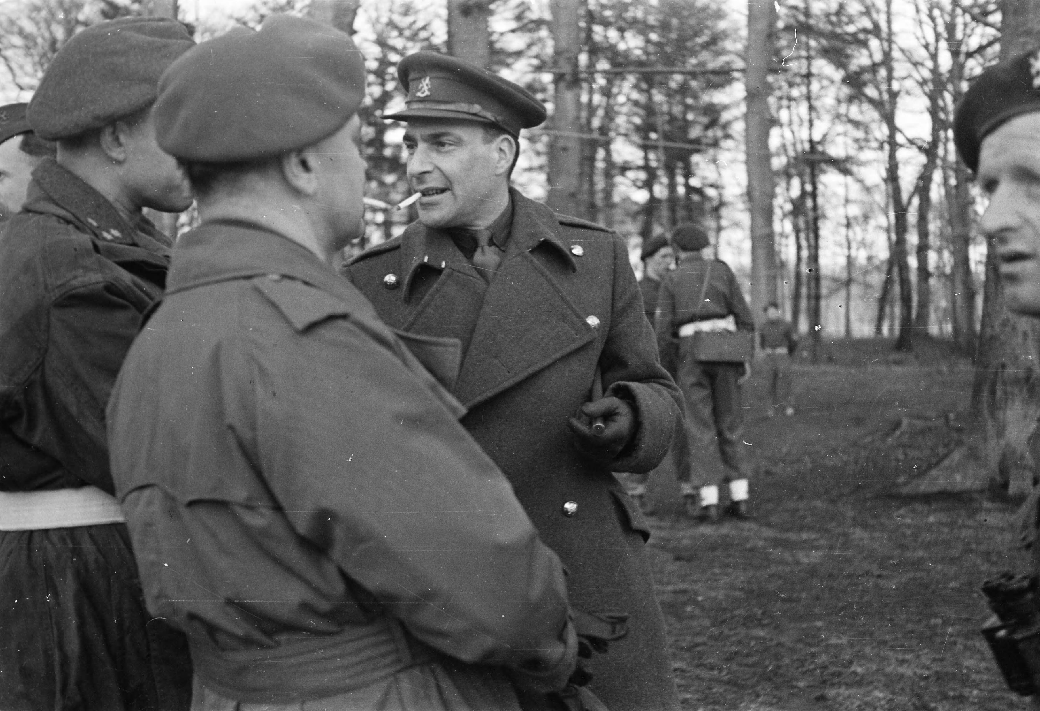 Fotocollectie Anefo — Militair opleidingskamp te Bloemendaal(bezoek Generaal Kruls ) — Foto: Dudok van Heel, Jack / Anefo. Licentie: Set B: Rechtenvrij / Publiek Domein. Bron: Nationaal Archief. http://hdl.handle.net/10648/a898a6ce-d0b4-102d-bcf8-003048976d84