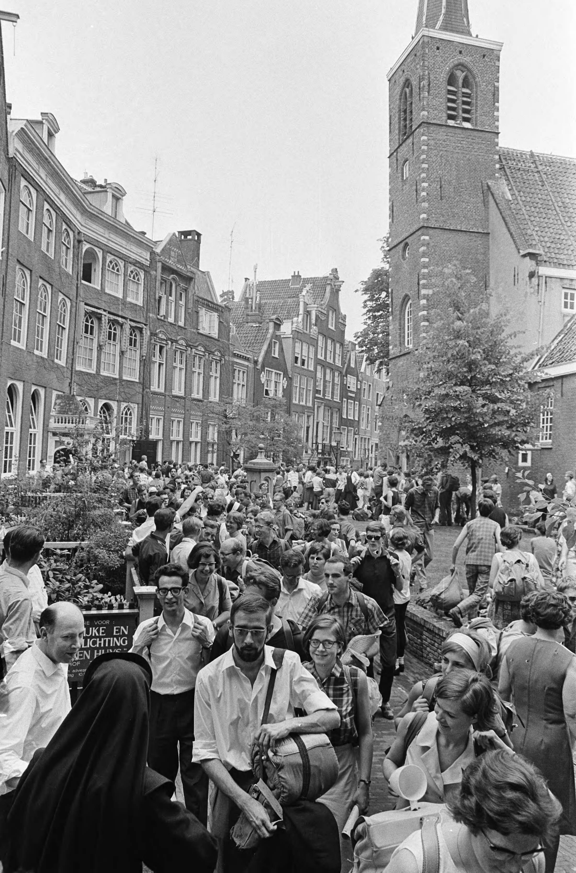 Fotocollectie Anefo — Zevende Pax Christie voettocht naar Laren, start bij Begijnhof — Foto: Nijs, Jac. de / Anefo. Licentie: Set B: Rechtenvrij / Publiek Domein. Bron: Nationaal Archief. http://hdl.handle.net/10648/aaee423a-d0b4-102d-bcf8-003048976d84