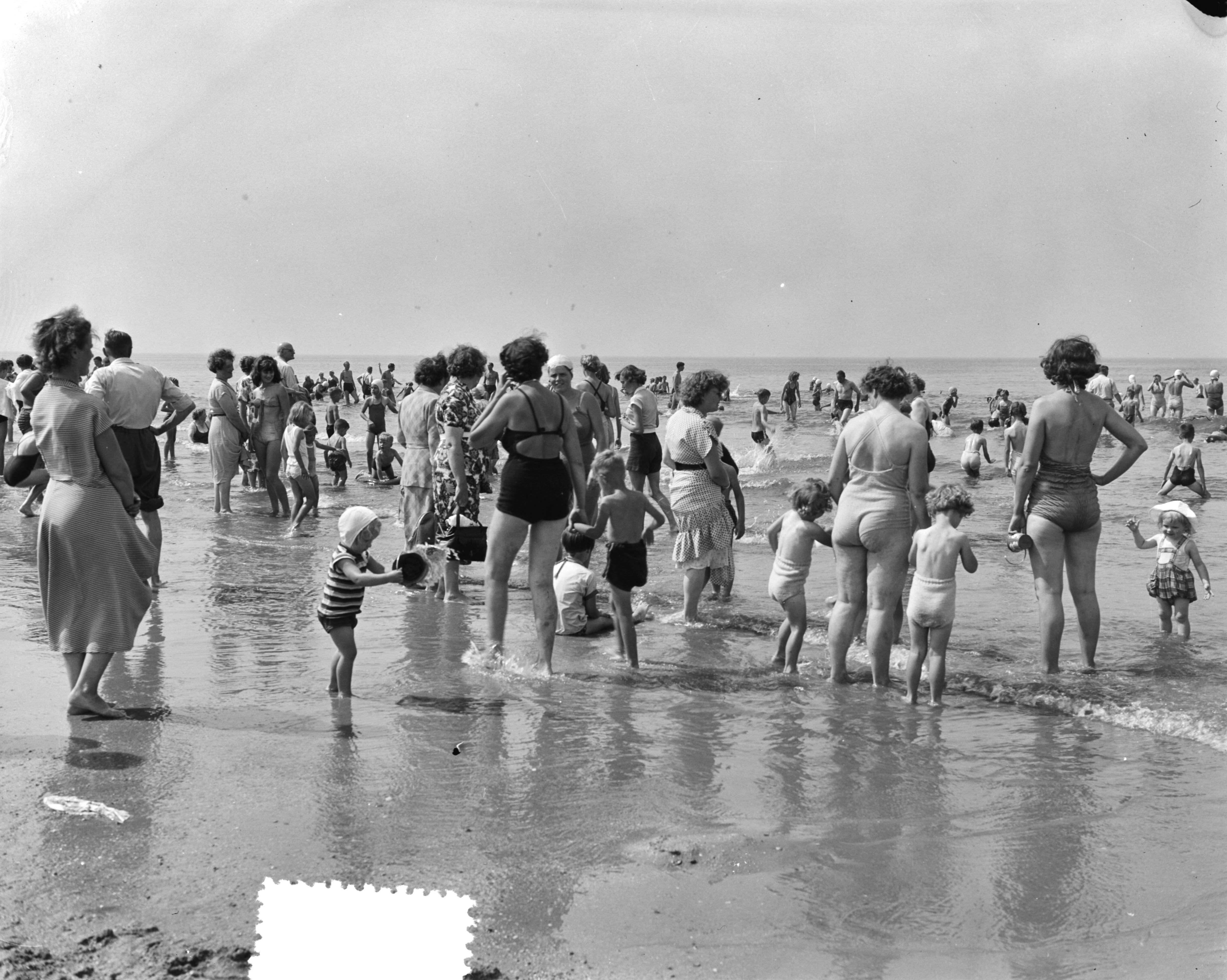 Fotocollectie Anefo — Hete dag aan het strand van Scheveningen. Drukte in het water aan de vloedlijn — Foto: Duinen, G.W. van / Anefo. Licentie: Set B: Rechtenvrij / Publiek Domein. Bron: Nationaal Archief. http://hdl.handle.net/10648/a910e9ea-d0b4-102d-bcf8-003048976d84