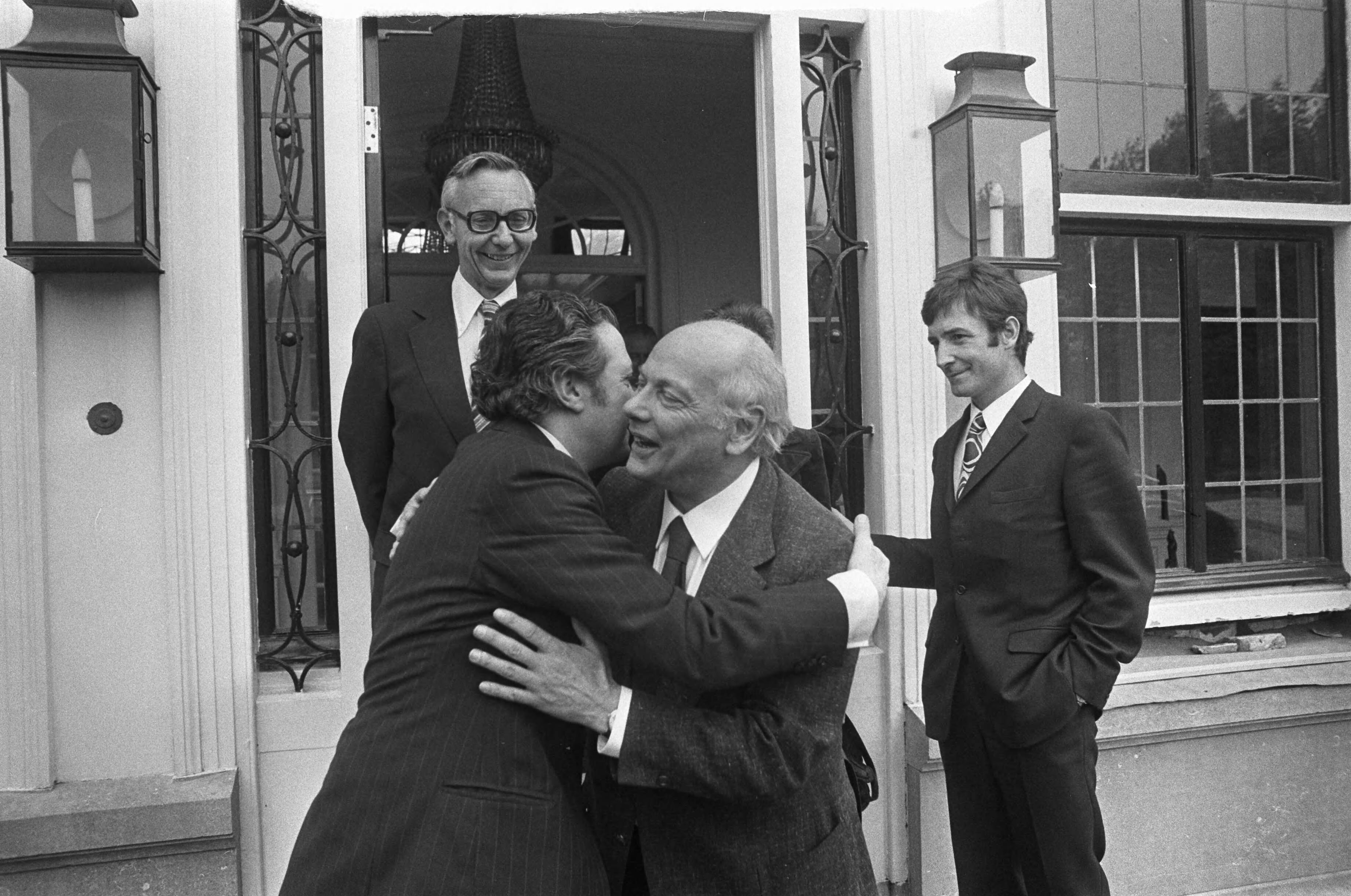 Fotocollectie Anefo — Mario Soares door Den Uyl in Catshuis ontvangen; Soares en Den Uyl omhelzen elkaar, op achtergrond Van der Stoel (l) — Foto: Peters, Hans / Anefo. Licentie: Set B: Rechtenvrij / Publiek Domein. Bron: Nationaal Archief. http://hdl.handle.net/10648/ac4a0326-d0b4-102d-bcf8-003048976d84