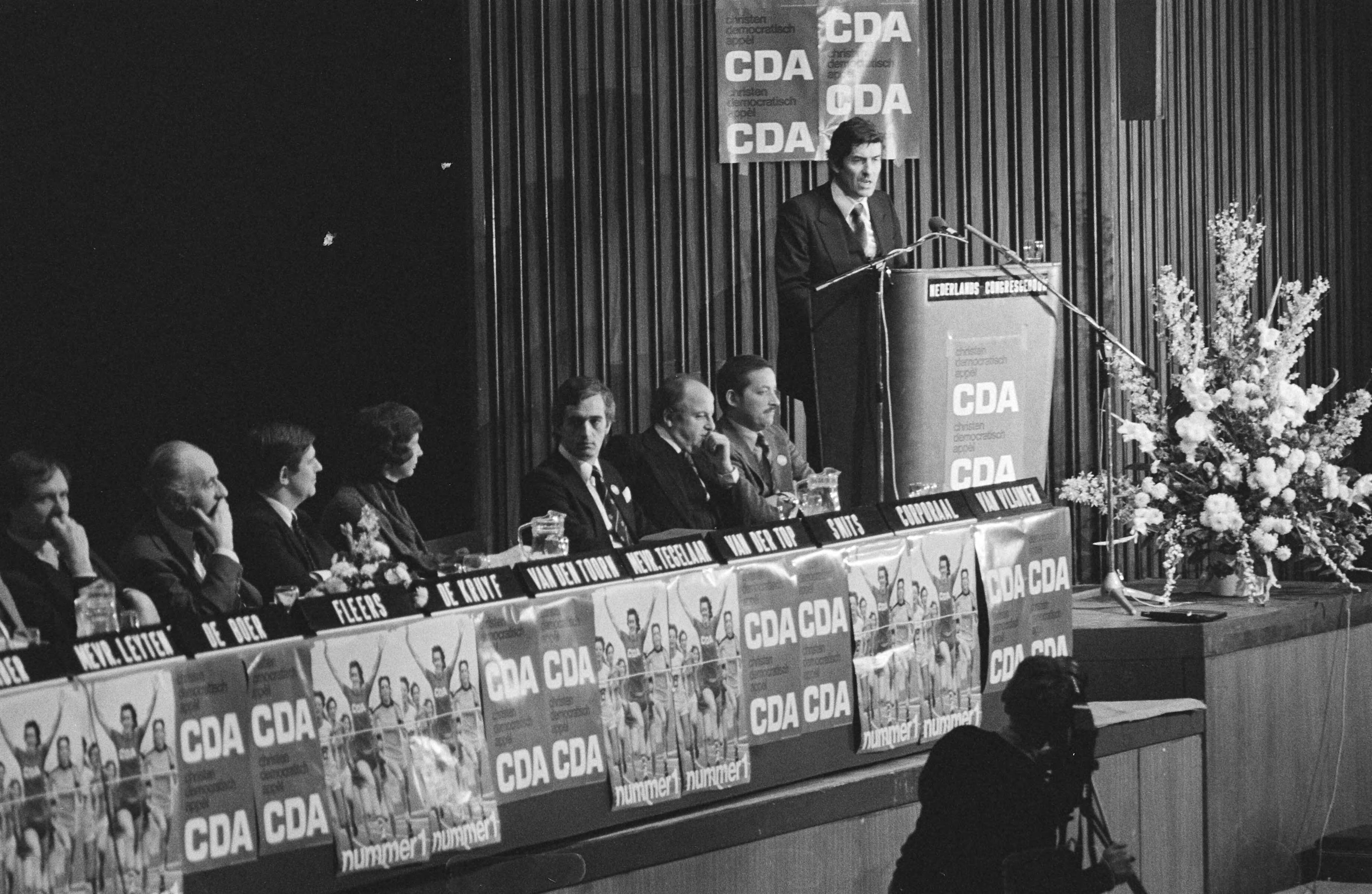 Fotocollectie Anefo — CDA-congres Den Haag ; overzicht — Foto: Dijk, Hans van / Anefo. Licentie: Set B: Rechtenvrij / Publiek Domein. Bron: Nationaal Archief. http://hdl.handle.net/10648/acc2ccc0-d0b4-102d-bcf8-003048976d84