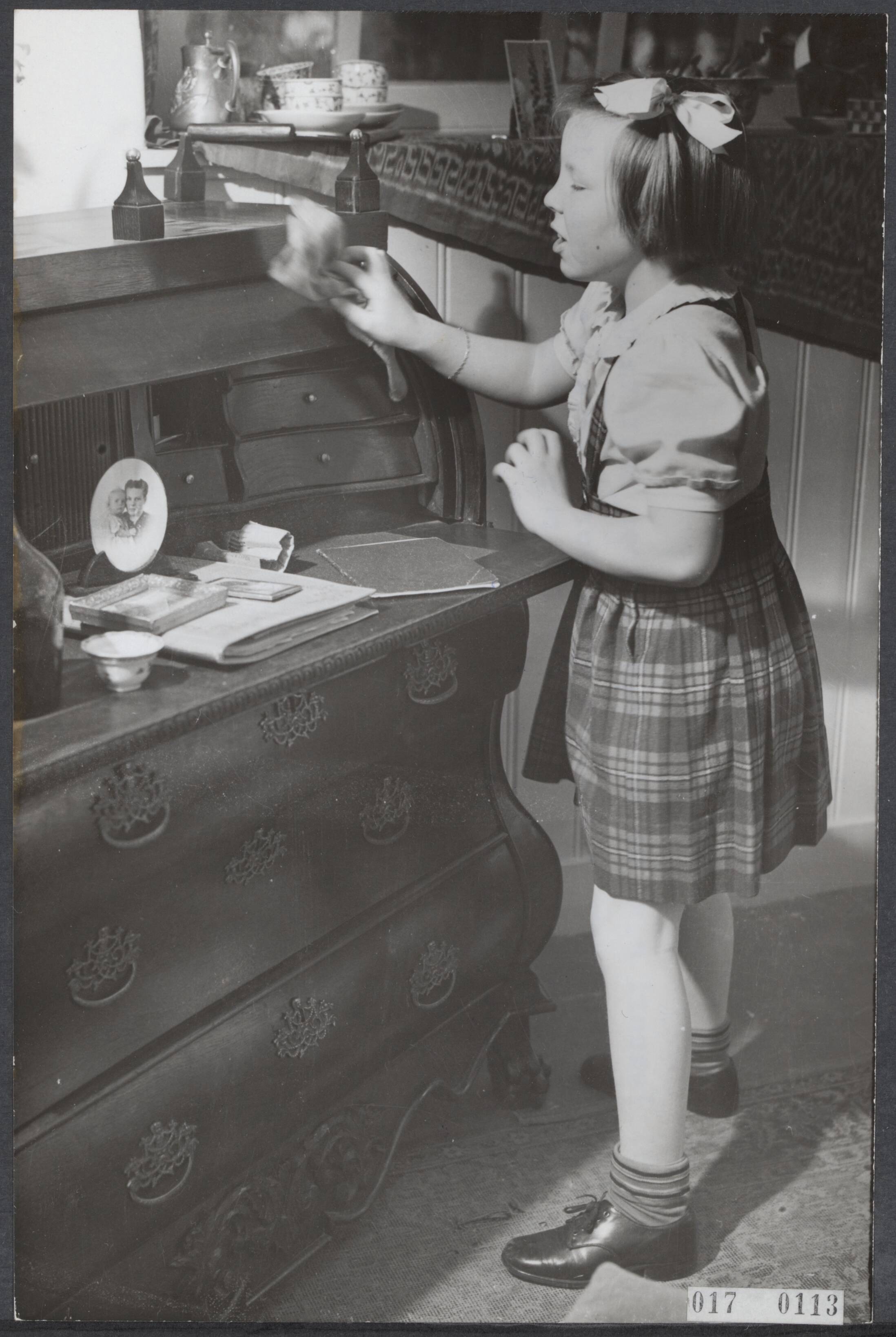 Fotocollectie Elsevier Binnenland — Prinses Beatrix in de Werkplaats van Kees Boeke, bezig stof af te nemen van een ouderwetse secretaire — Foto: Breijer, Charles / Anefo. Licentie: Set B: Rechtenvrij / Publiek Domein. Bron: Nationaal Archief. http://hdl.handle.net/10648/adbccc34-d0b4-102d-bcf8-003048976d84