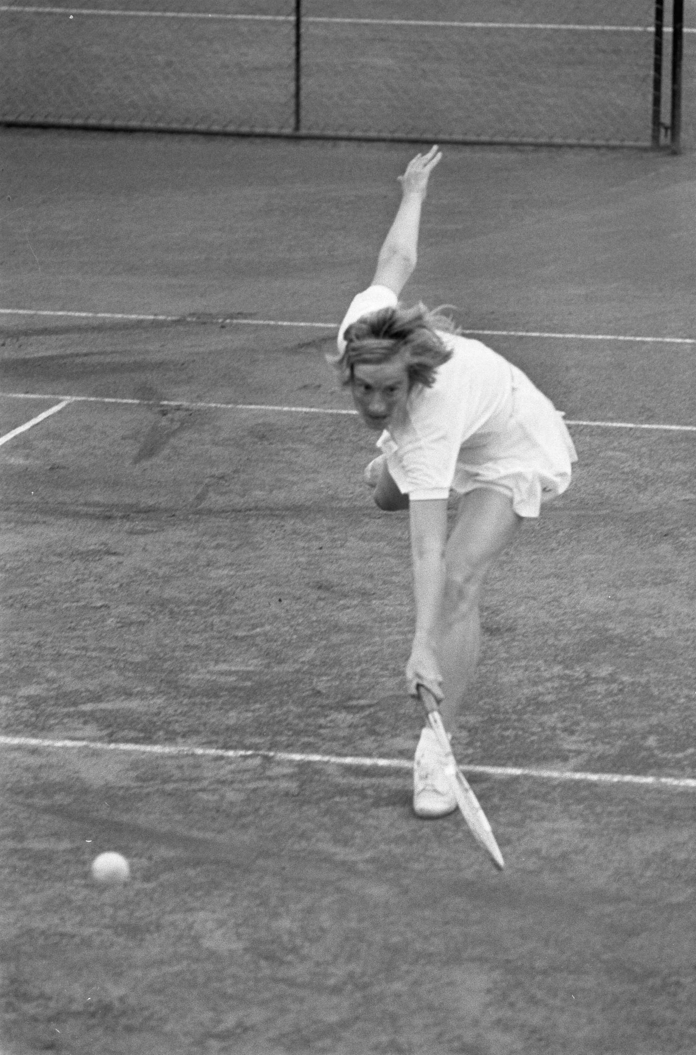 Fotocollectie Anefo — Nationale tenniskampioenschappen op Mets-banen in Scheveningen: Trudy Groenman aktie — Foto: Koch, Eric / Anefo. Licentie: Set B: Rechtenvrij / Publiek Domein. Bron: Nationaal Archief. http://hdl.handle.net/10648/ab75f2b6-d0b4-102d-bcf8-003048976d84