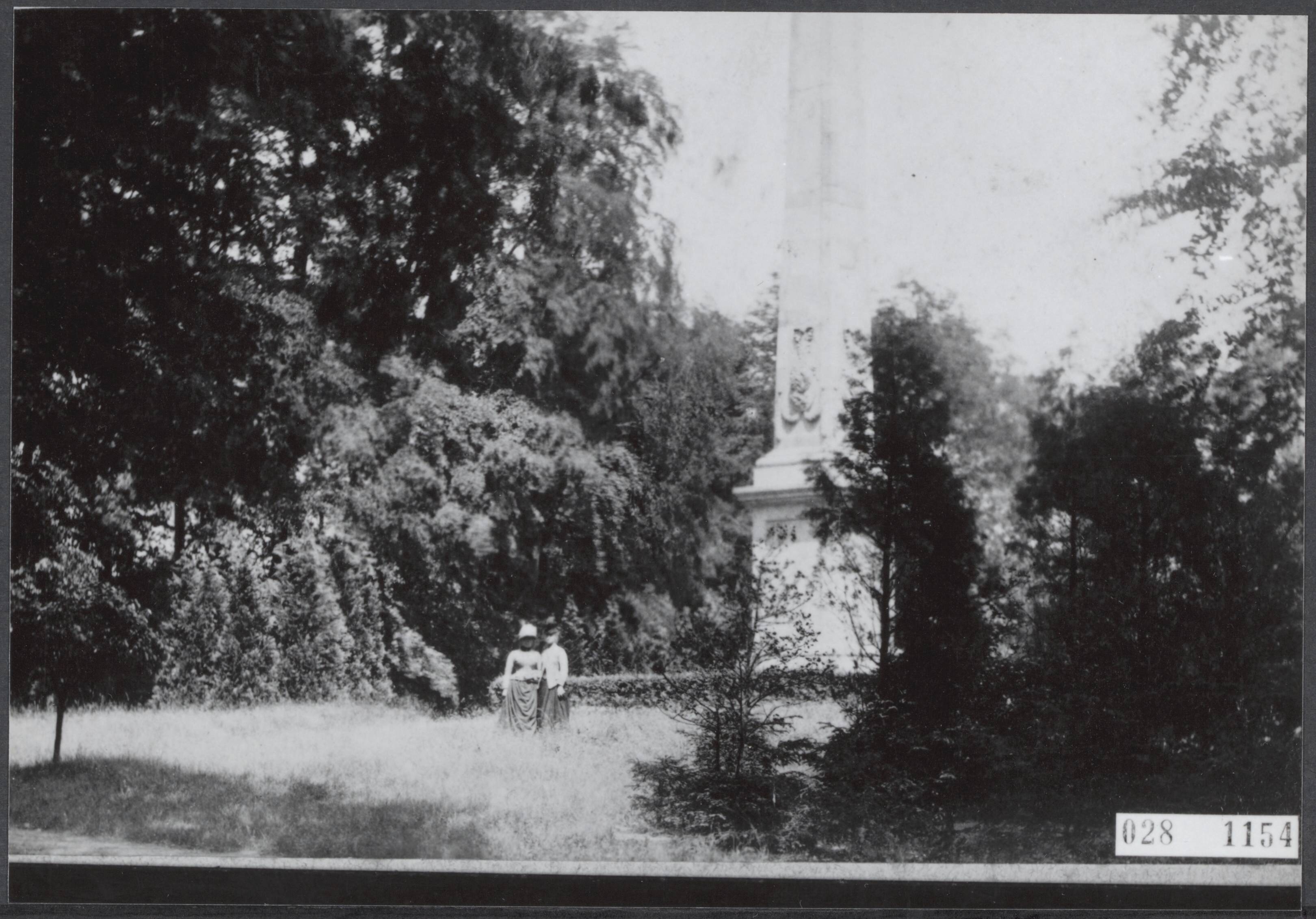 Fotocollectie Elsevier Binnenland — De Naald van Rijswijk (Z.H.). Een obelisk die ter herinnering aan de Vrede van Rijswijk (september 1697) is opgericht in Rijswijk op de plaats waar vroeger het stadhouderlijk paleis Huis ter Nieuburch heeft gestaan. De gedenknaald werd gebouwd in de periode 1792-1794. — Foto: Onbekend / Publiek Domein of Rechtenvrij. Licentie: Set B: Rechtenvrij / Publiek Domein. Bron: Nationaal Archief. http://hdl.handle.net/10648/addfec5a-d0b4-102d-bcf8-003048976d84