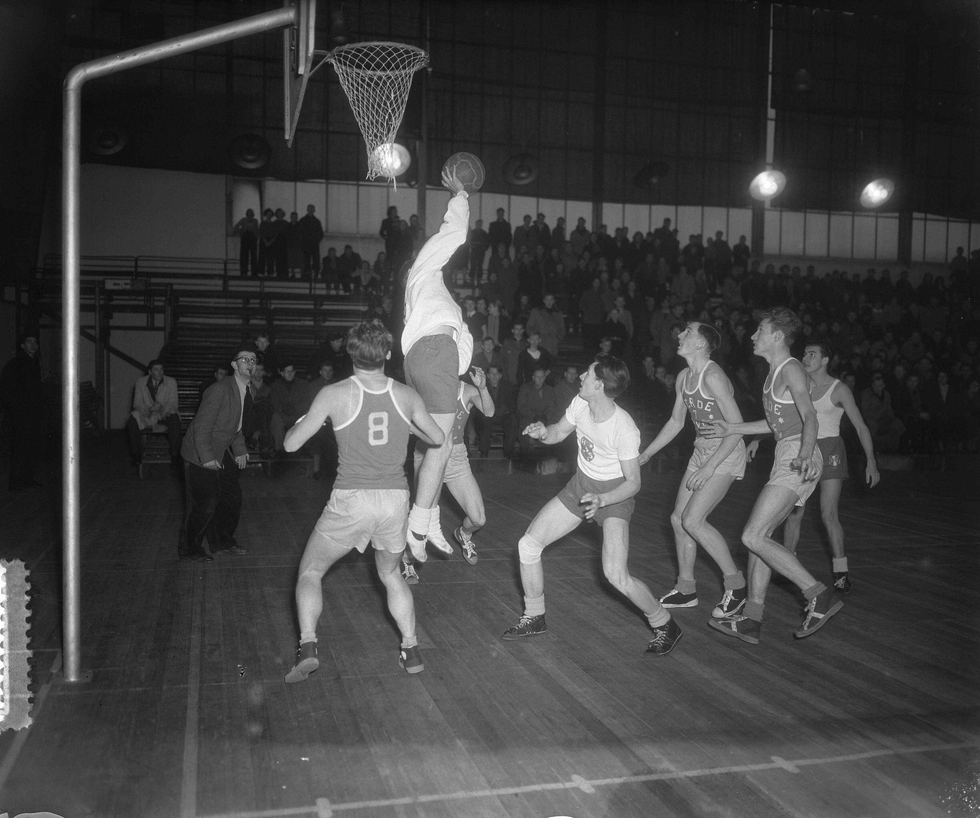 Fotocollectie Anefo — Basketbal. HBS Amsterdam tegen Haarlem in de Apollohal — Foto: Pot, Harry / Anefo. Licentie: Set B: Rechtenvrij / Publiek Domein. Bron: Nationaal Archief. http://hdl.handle.net/10648/a904d196-d0b4-102d-bcf8-003048976d84