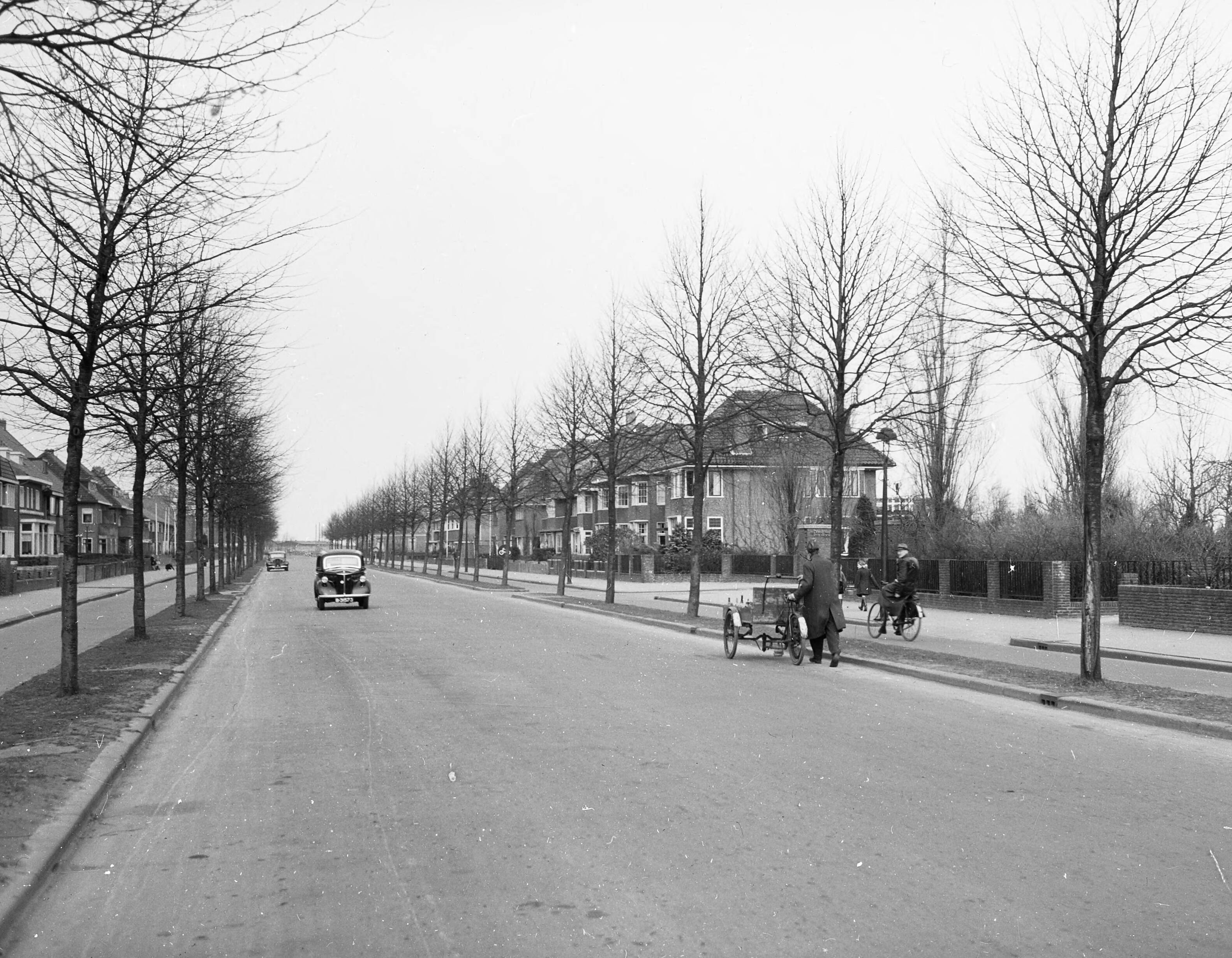 Fotocollectie Nederlandse Heidemaatschappij — Lindes. Leeuwarden. Mr. P.J. Troelstraweg, vanuit noordwestelijke richting gezien richting binnenstad — Foto: Fotograaf Onbekend / Heidemij. Licentie: Set B: Rechtenvrij / Publiek Domein. Bron: Nationaal Archief. http://hdl.handle.net/10648/ae4ce29c-d0b4-102d-bcf8-003048976d84