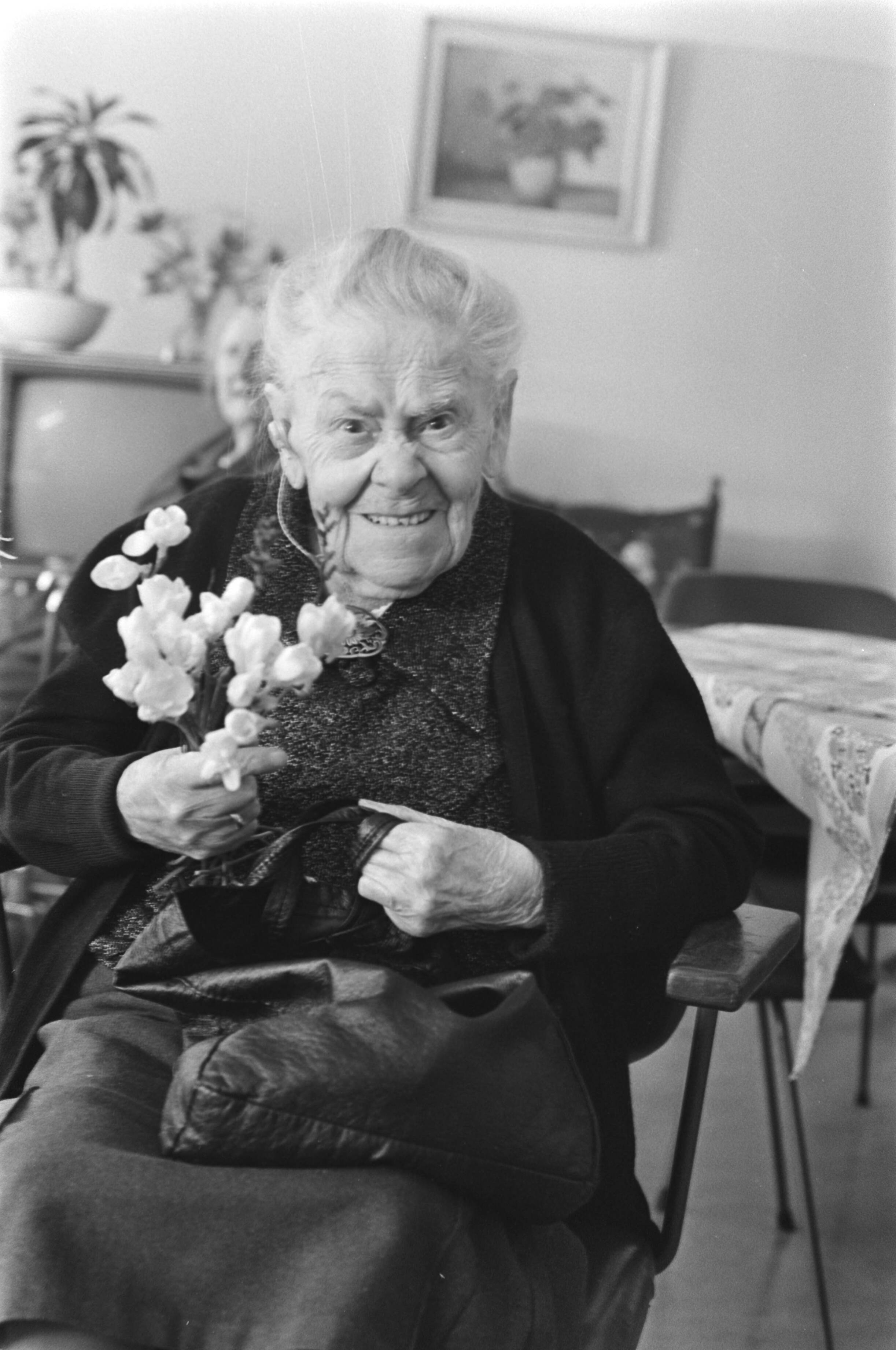 Fotocollectie Anefo — Mevrouw Van Heusden-Frederiks binnenkort 105 jaar ( Den Haag ) — Foto: Verhoeff, Bert / Anefo. Licentie: Set B: Rechtenvrij / Publiek Domein. Bron: Nationaal Archief. http://hdl.handle.net/10648/ac80d856-d0b4-102d-bcf8-003048976d84