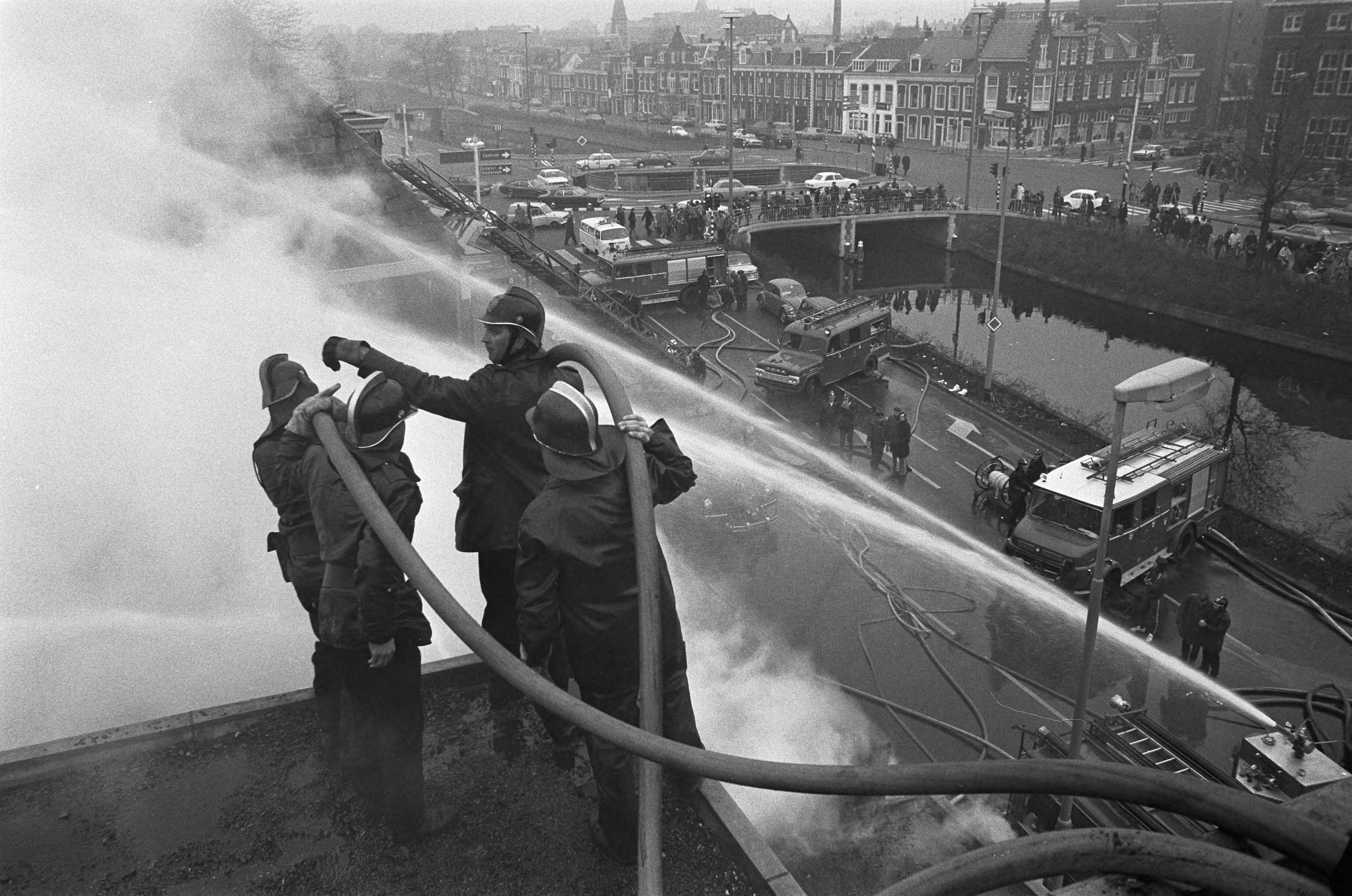 Fotocollectie Anefo — Brand in supermarkt te Haarlem — Foto: Peters, Hans / Anefo. Licentie: Set B: Rechtenvrij / Publiek Domein. Bron: Nationaal Archief. http://hdl.handle.net/10648/ac20d474-d0b4-102d-bcf8-003048976d84