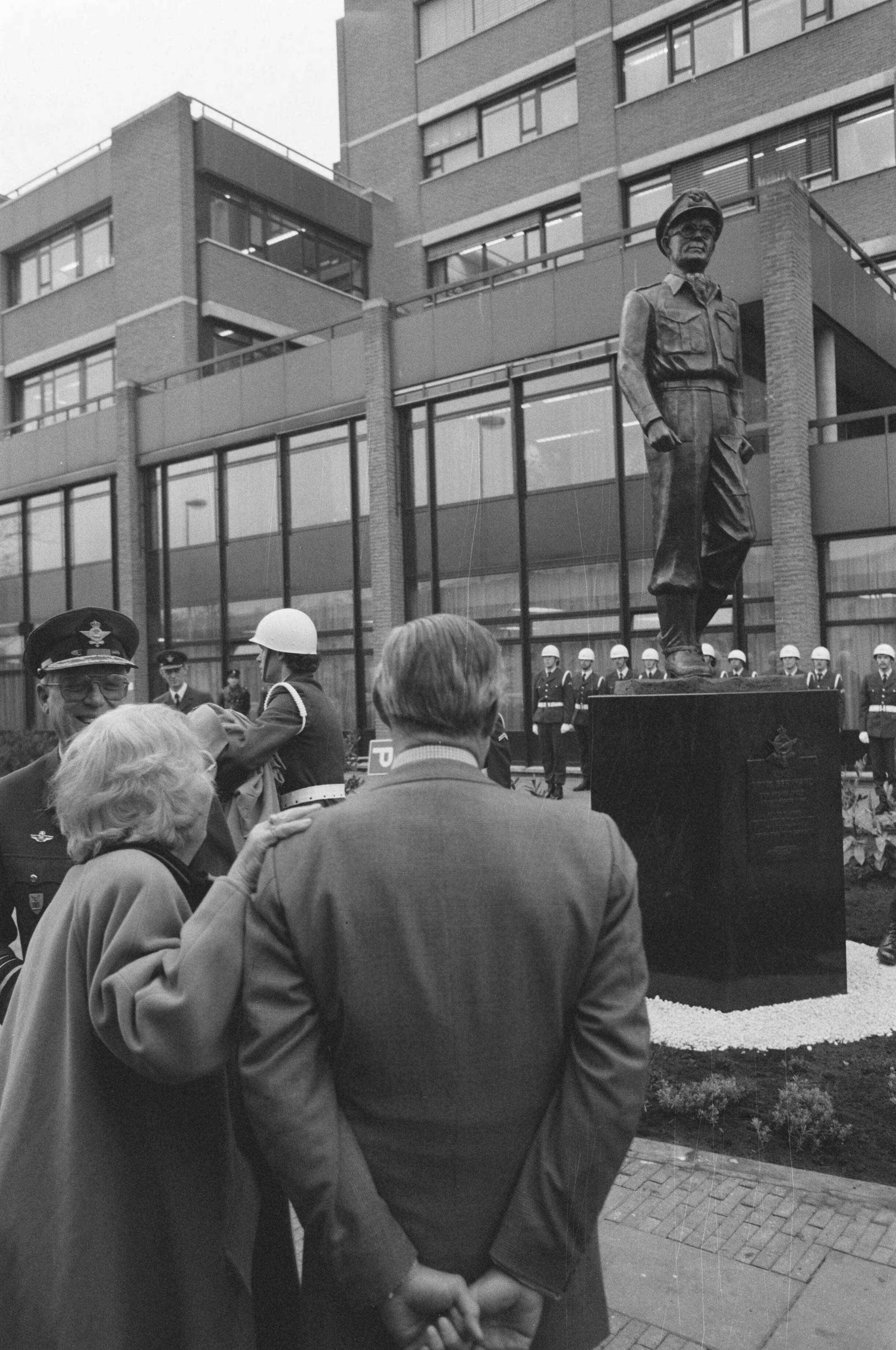 Fotocollectie Anefo — Beeld "Prins Bernhard" (in uniform luchtmacht) onthuld Den Haag ; Prinses Juliana en Prins Bernhard bekijken het beeld — Foto: Croes, Rob C. / Anefo. Licentie: Set B: Rechtenvrij / Publiek Domein. Bron: Nationaal Archief. http://hdl.handle.net/10648/ad6f56ca-d0b4-102d-bcf8-003048976d84