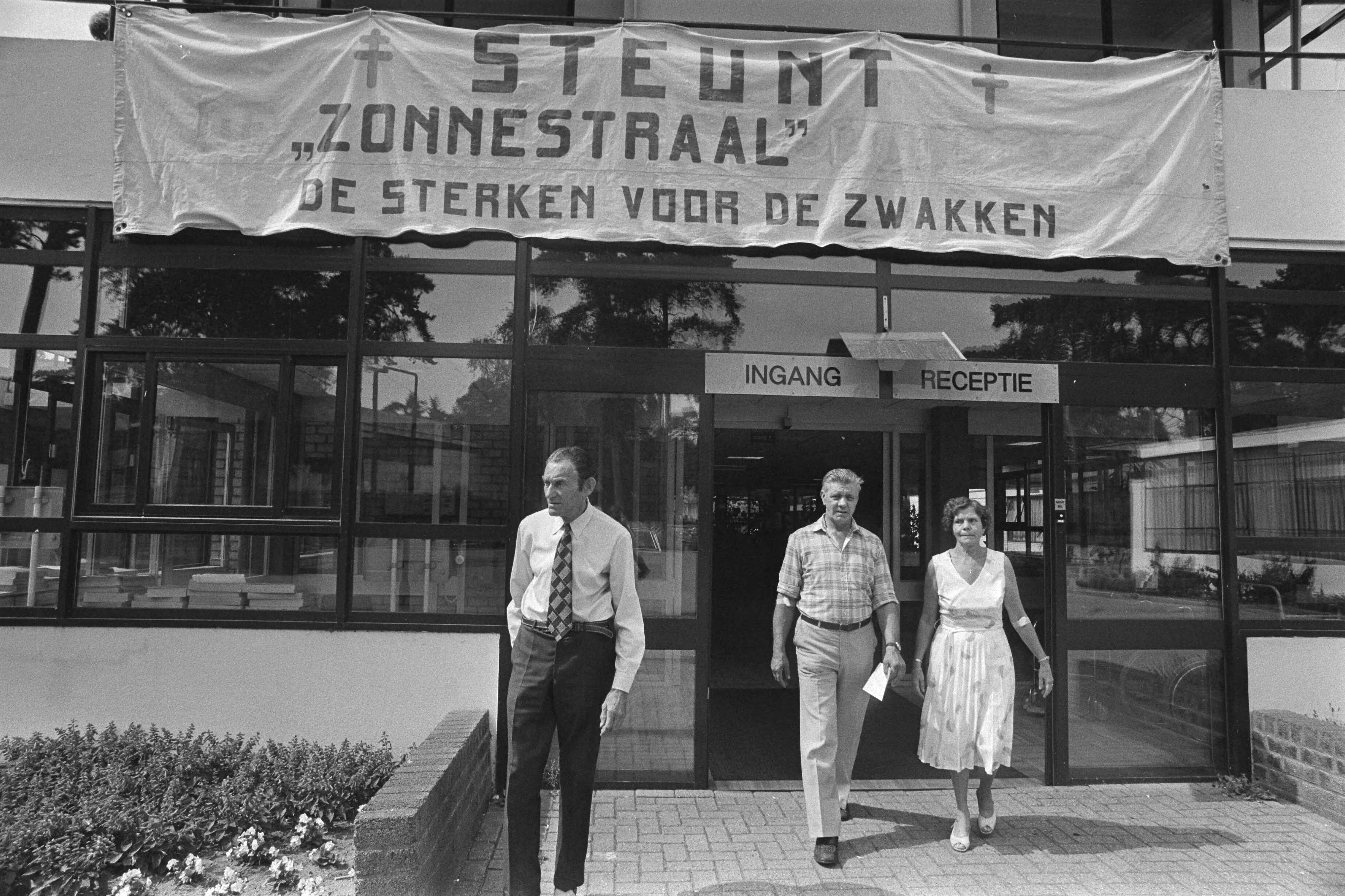 Fotocollectie Anefo — Ziekenhuis Zonnestraal in Hilversum na aangekondigde sluiting; spandoek boven in gang, nr. 15, 16: bronzen beeld van Zutphen — Foto: Croes, Rob C. / Anefo. Licentie: Set B: Rechtenvrij / Publiek Domein. Bron: Nationaal Archief. http://hdl.handle.net/10648/ad1bfbec-d0b4-102d-bcf8-003048976d84