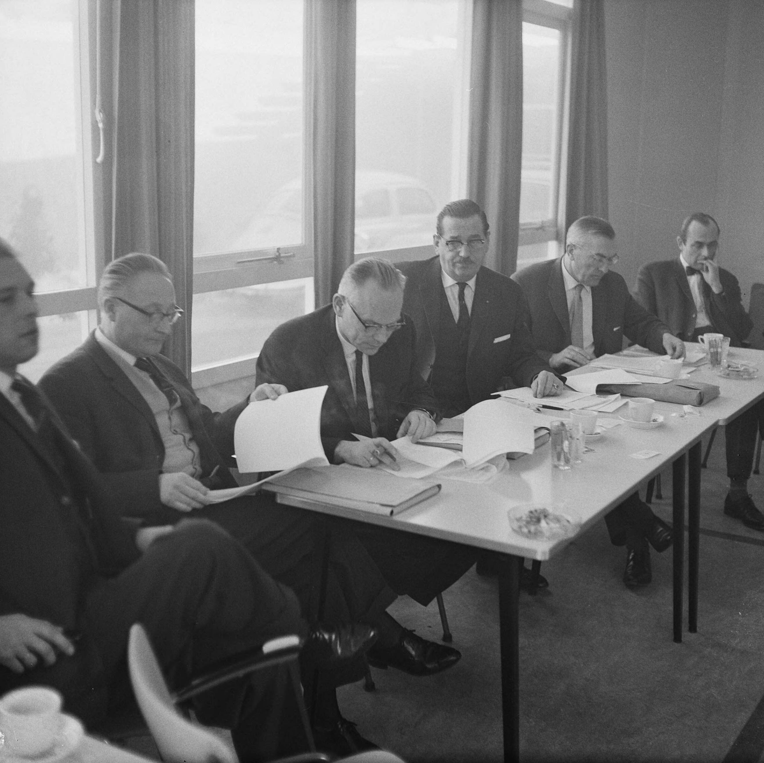 Fotocollectie Anefo — Conflict tussen musici en NTS. Persconferentie n.a.v. bestuursvergadering van de NTS. Vlnr. P. te Nuyl (VARA), voorzitter werkgroep Amusement NTS, J. B. Broeksz van de programmacommissie NRU, J.W. Rengelink programmacommissaris NTS , mr. E. Schüttenhelm, NTS-voorzitter, [J.J.A. van der Made, voorzitter onderhandelingcommissie NTS?] en ? — Foto: Nijs, Jac. de / Anefo. Licentie: Set B: Rechtenvrij / Publiek Domein. Bron: Nationaal Archief. http://hdl.handle.net/10648/aa25d9d0-d0b4-102d-bcf8-003048976d84