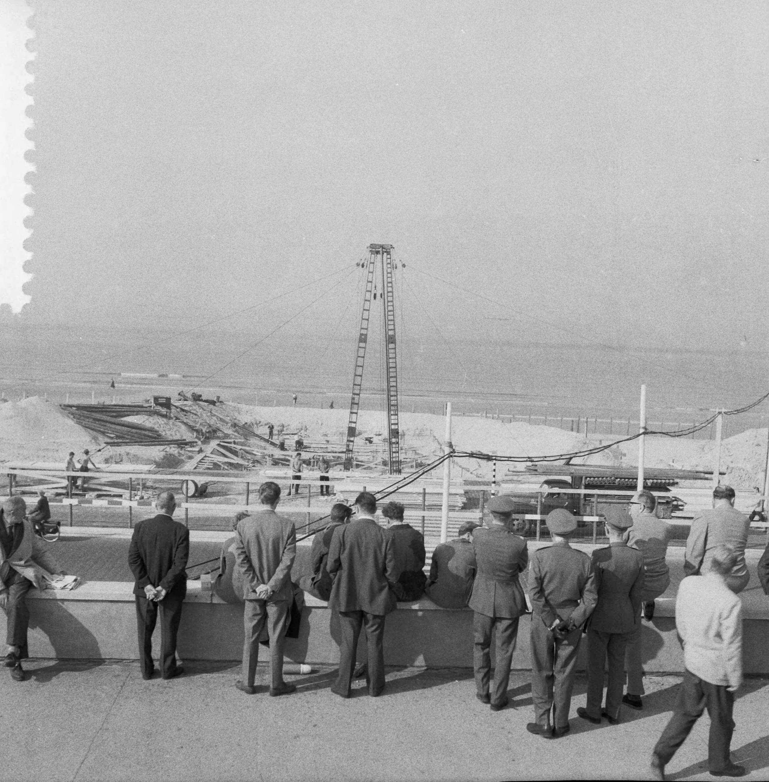 Fotocollectie Anefo — Bouw nieuwe pier Scheveningen — Foto: Behrens, Herbert F. / Anefo. Licentie: Set B: Rechtenvrij / Publiek Domein. Bron: Nationaal Archief. http://hdl.handle.net/10648/a99f5f86-d0b4-102d-bcf8-003048976d84