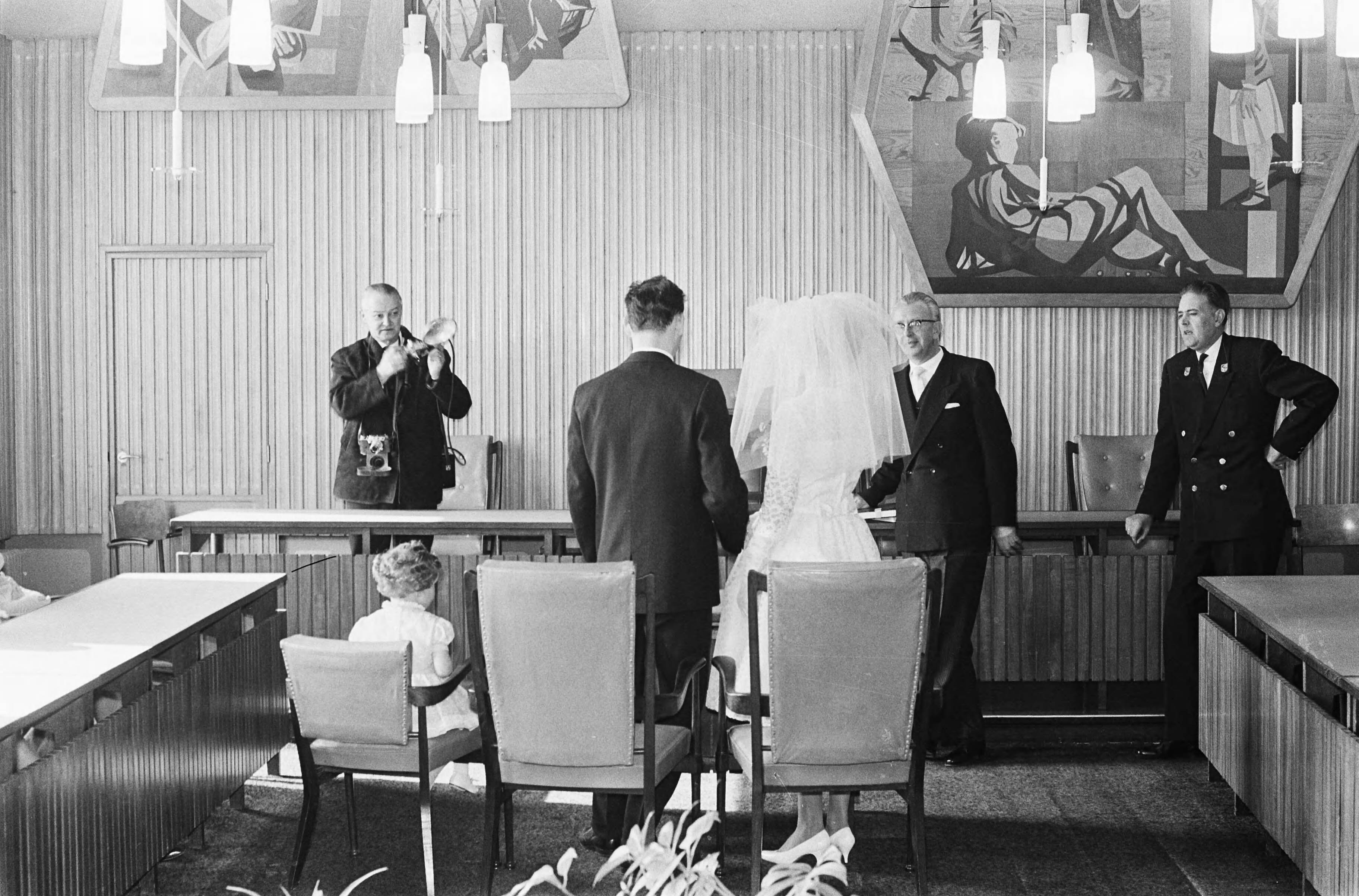 Fotocollectie Anefo — Huwelijksreportage mislukt. Opnieuw trouwen te Zaandam. Fotograaf Dolf Muns aan het werk — Foto: Gelderen, Hugo van / Anefo. Licentie: Set B: Rechtenvrij / Publiek Domein. Bron: Nationaal Archief. http://hdl.handle.net/10648/aa312394-d0b4-102d-bcf8-003048976d84