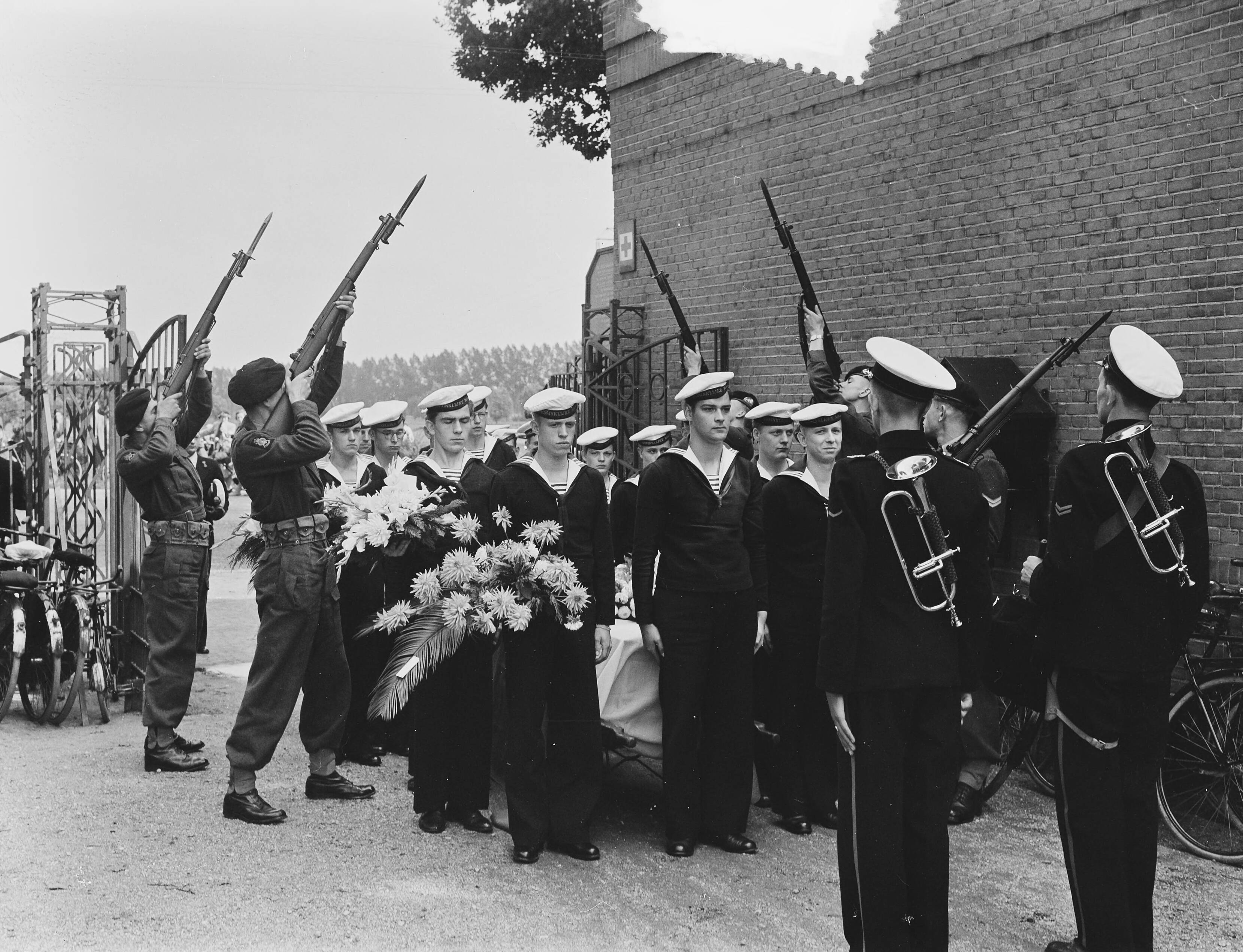 Begrafenis van matroos Albert te Deventer — Foto: Pot, Harry / Anefo. — Licentie: Set B: Rechtenvrij / Publiek Domein. Bron: Nationaal Archief. http://hdl.handle.net/10648/a8ee5a6a-d0b4-102d-bcf8-003048976d84