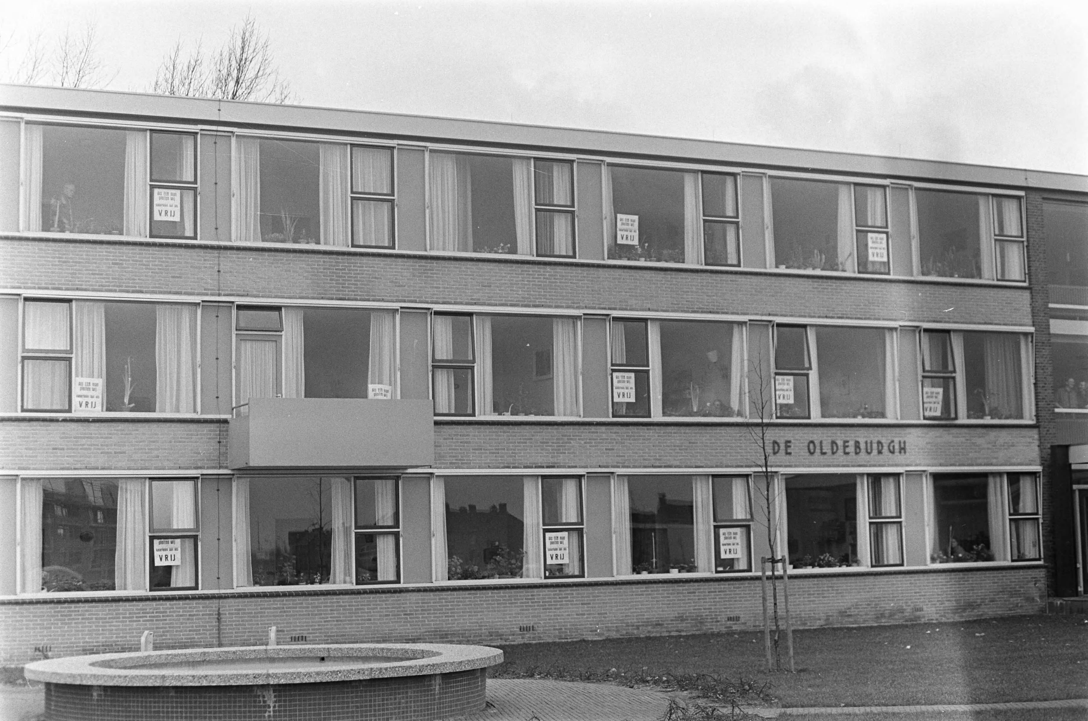 Fotocollectie Anefo — Demonstratie tegen annexatie van Koedijk en St. Pancras door Alkmaar mensen met bord — Foto: Nijs, Jac. de / Anefo. Licentie: Set B: Rechtenvrij / Publiek Domein. Bron: Nationaal Archief. http://hdl.handle.net/10648/ab5cded4-d0b4-102d-bcf8-003048976d84