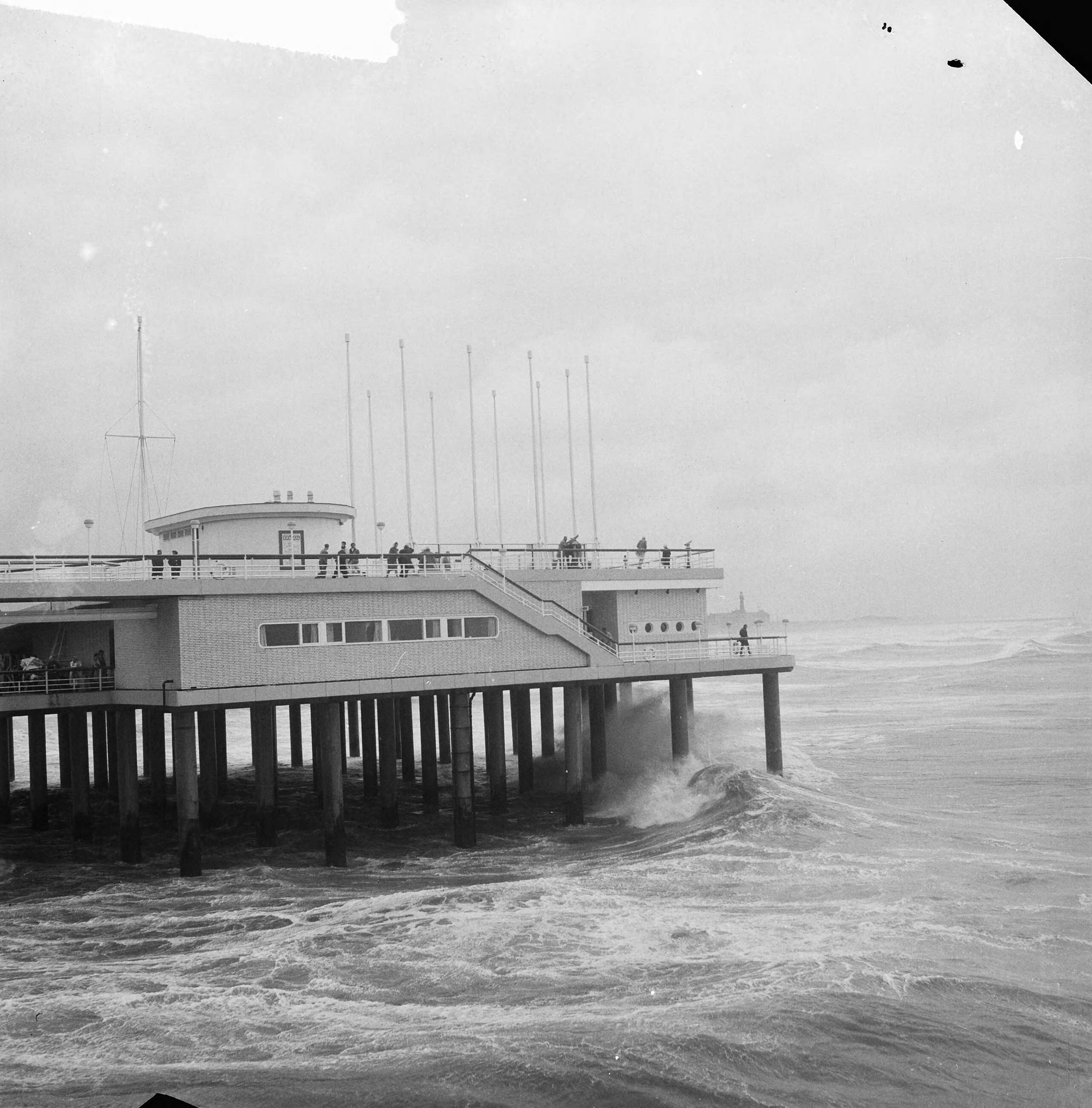 Fotocollectie Anefo — Stormproef Scheveningse Pier — Foto: Nijs, Jac. de / Anefo. Licentie: Set B: Rechtenvrij / Publiek Domein. Bron: Nationaal Archief. http://hdl.handle.net/10648/a9db54d2-d0b4-102d-bcf8-003048976d84