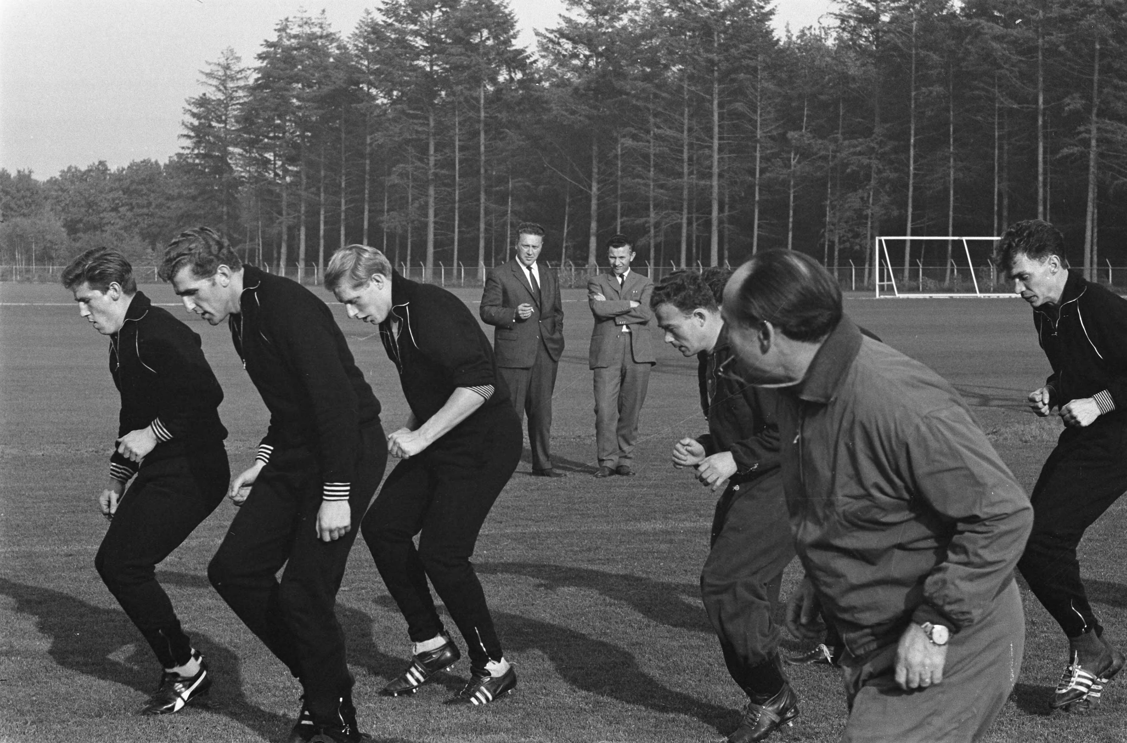 Fotocollectie Anefo — Laatste bijeenkomst Nederlands elftal te Zeist voor de wedstrijd tegen België. Geurtsen, Bosveld, Pronk, Van der Kuil , Schwartz (bondscoach), Pettersson en Martens — Foto: Pot, Harry / Anefo. Licentie: Set B: Rechtenvrij / Publiek Domein. Bron: Nationaal Archief. http://hdl.handle.net/10648/aa1a8b02-d0b4-102d-bcf8-003048976d84