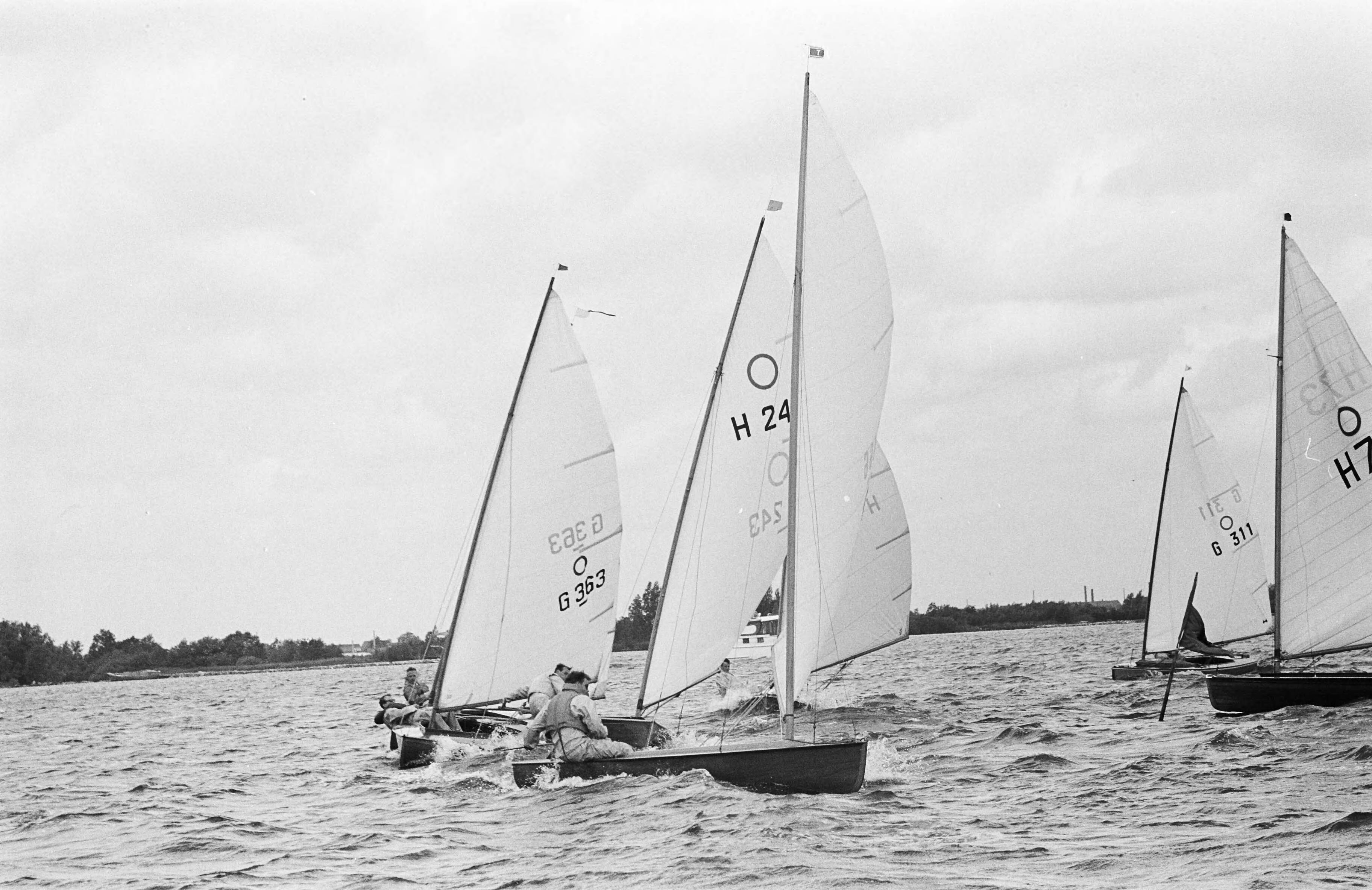 Fotocollectie Anefo — Europese Kampioenschappen Olympiajollen (O-Jol) op de Westeinderplassen — Foto: Bilsen, Joop van / Anefo. Licentie: Set B: Rechtenvrij / Publiek Domein. Bron: Nationaal Archief. http://hdl.handle.net/10648/aa0dd268-d0b4-102d-bcf8-003048976d84