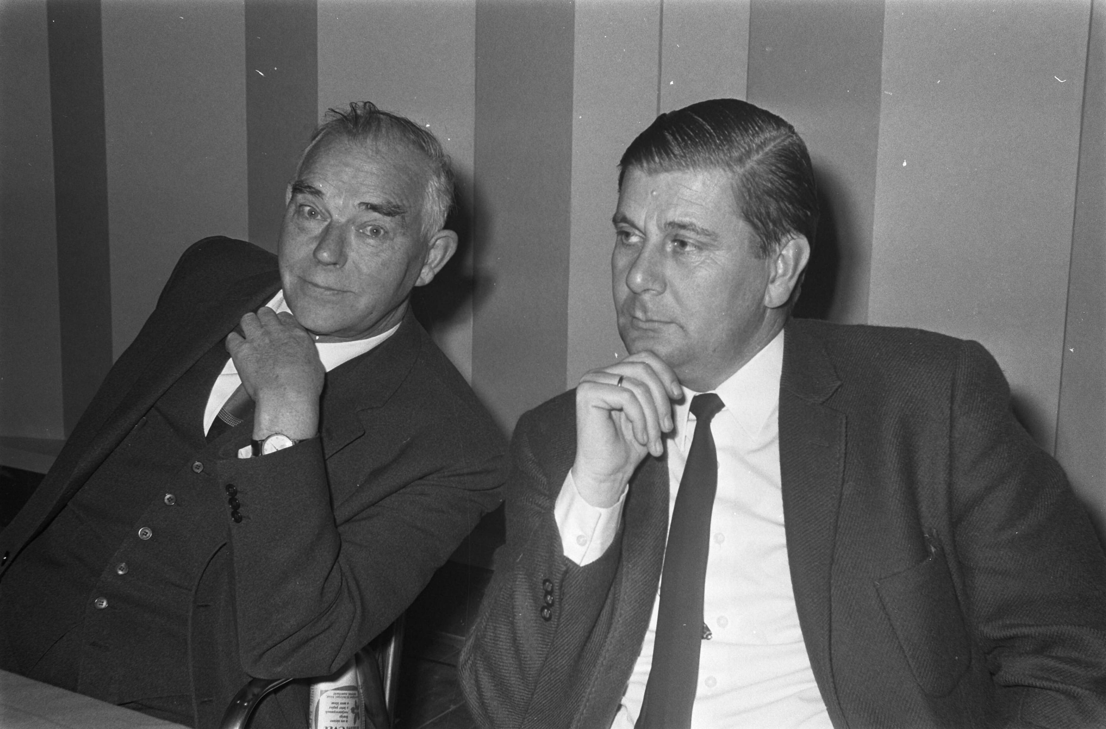 Fotocollectie Anefo — Congres PvdA in Nederlands Congresgebouw in Den Haag links de heer J.A.W. Burger en rechts H.J. Smit — Foto: Evers, Joost / Anefo. Licentie: Set B: Rechtenvrij / Publiek Domein. Bron: Nationaal Archief. http://hdl.handle.net/10648/ab6151ee-d0b4-102d-bcf8-003048976d84