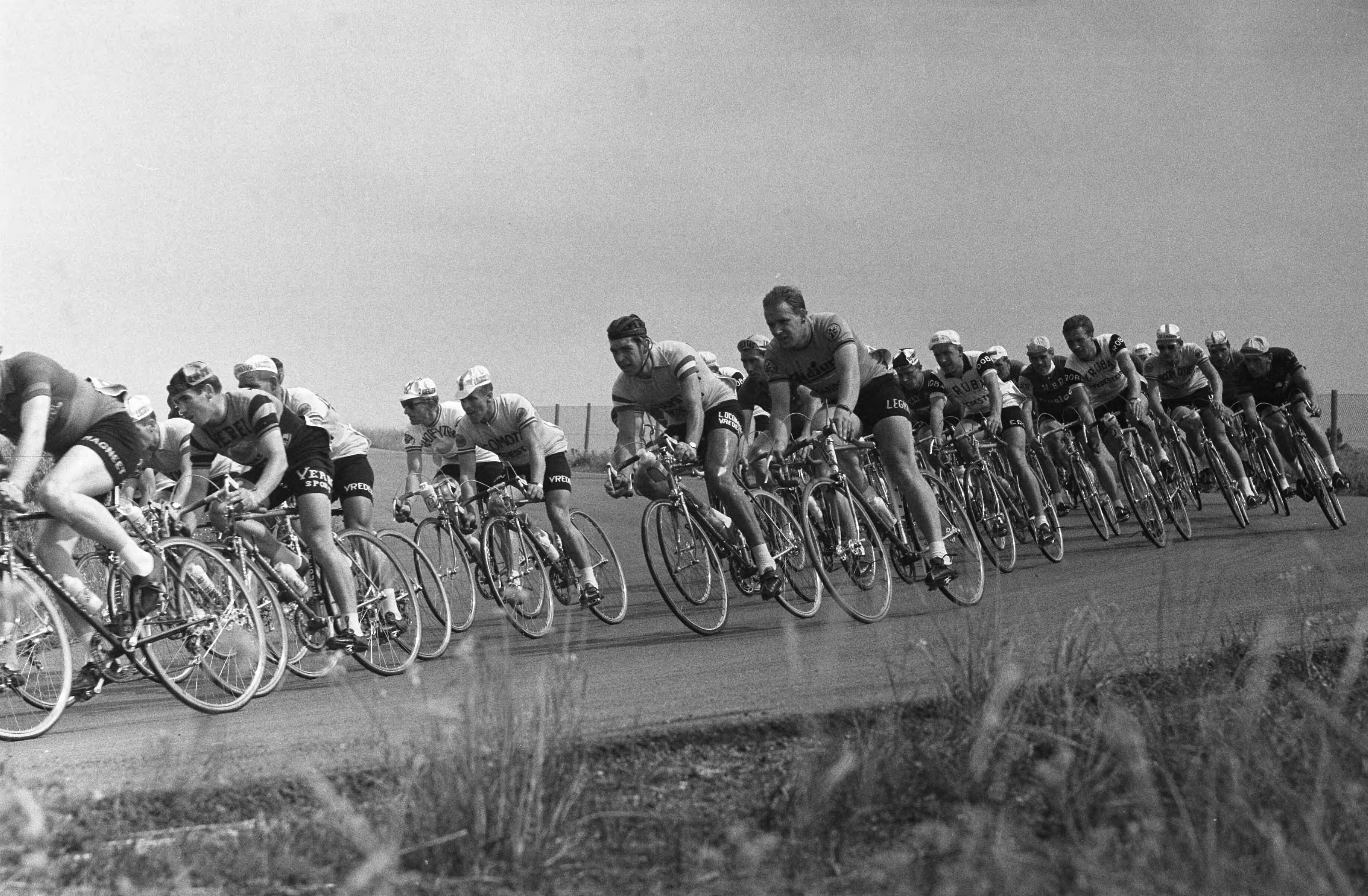 Fotocollectie Anefo — Finale van het Nederlandse kampioenschap wielrennen op de weg op het circuit van Zandvoort. Het peloton onderweg — Foto: Pot, Harry / Anefo. Licentie: Set B: Rechtenvrij / Publiek Domein. Bron: Nationaal Archief. http://hdl.handle.net/10648/a9b599f4-d0b4-102d-bcf8-003048976d84