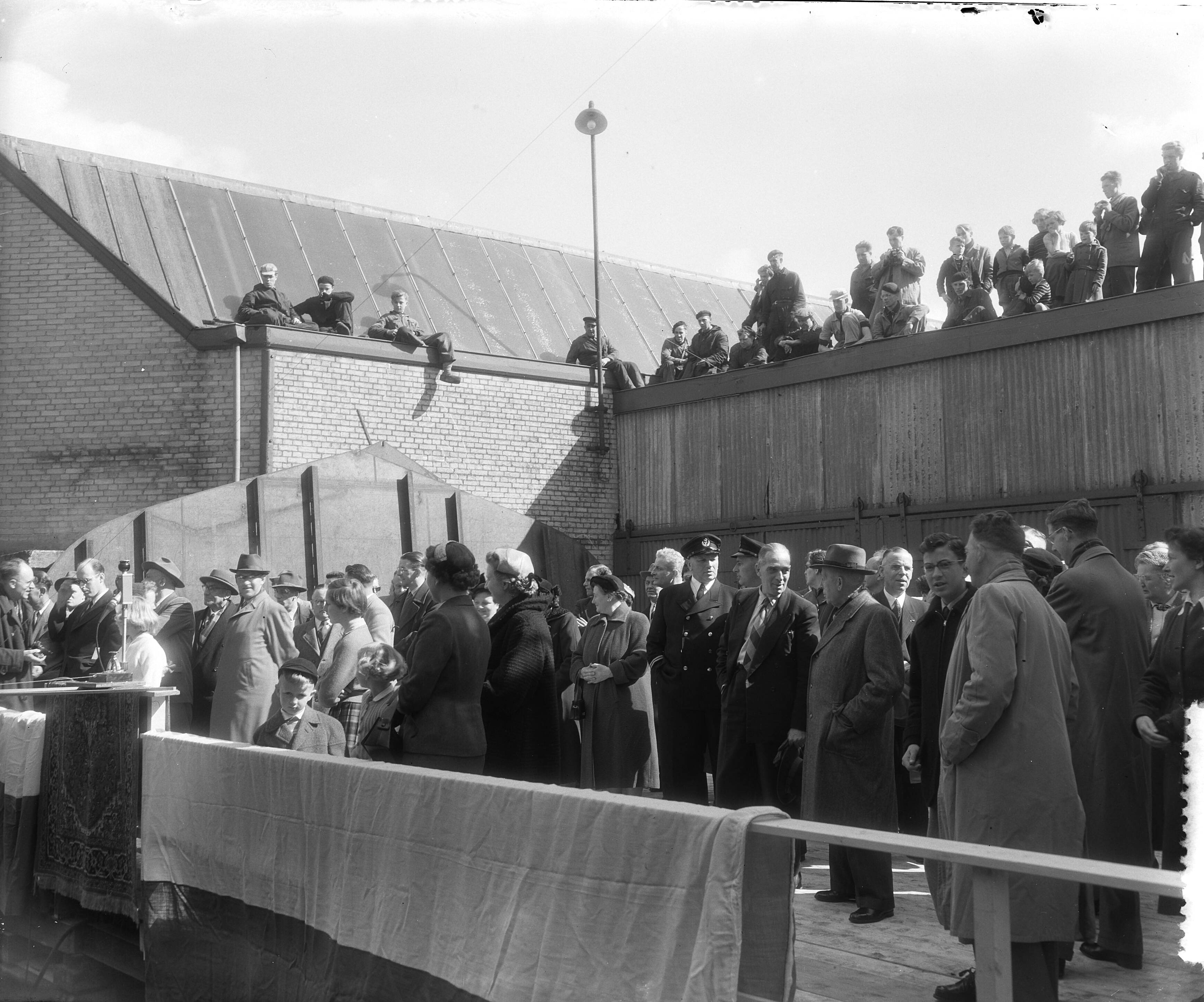 Tewaterlating van het visserij-inspectieschip "Willem Beukelsz." bij scheepswerf De Dageraad te Woubrugge — Foto: Rossem, Wim van / Anefo. — Licentie: Set B: Rechtenvrij / Publiek Domein. Bron: Nationaal Archief. http://hdl.handle.net/10648/a9334710-d0b4-102d-bcf8-003048976d84