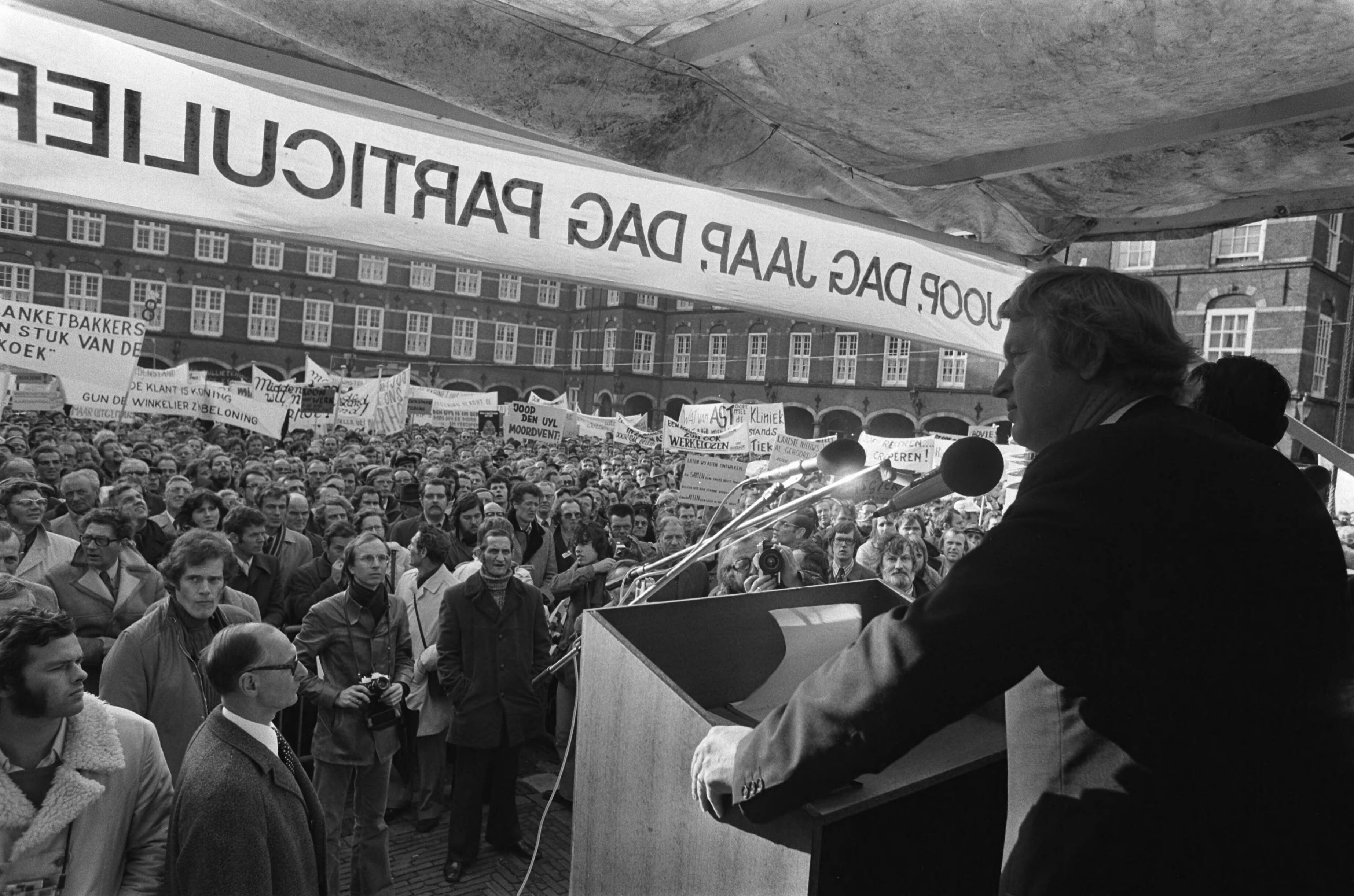 Fotocollectie Anefo — Middenstanders demonstreren op Binnenhof in Den Haag voor betere voorzieningen; fractievoorzitter Andriessen spreekt middenstanders toe — Foto: Mieremet, Rob / Anefo. Licentie: Set B: Rechtenvrij / Publiek Domein. Bron: Nationaal Archief. http://hdl.handle.net/10648/ac58f85e-d0b4-102d-bcf8-003048976d84