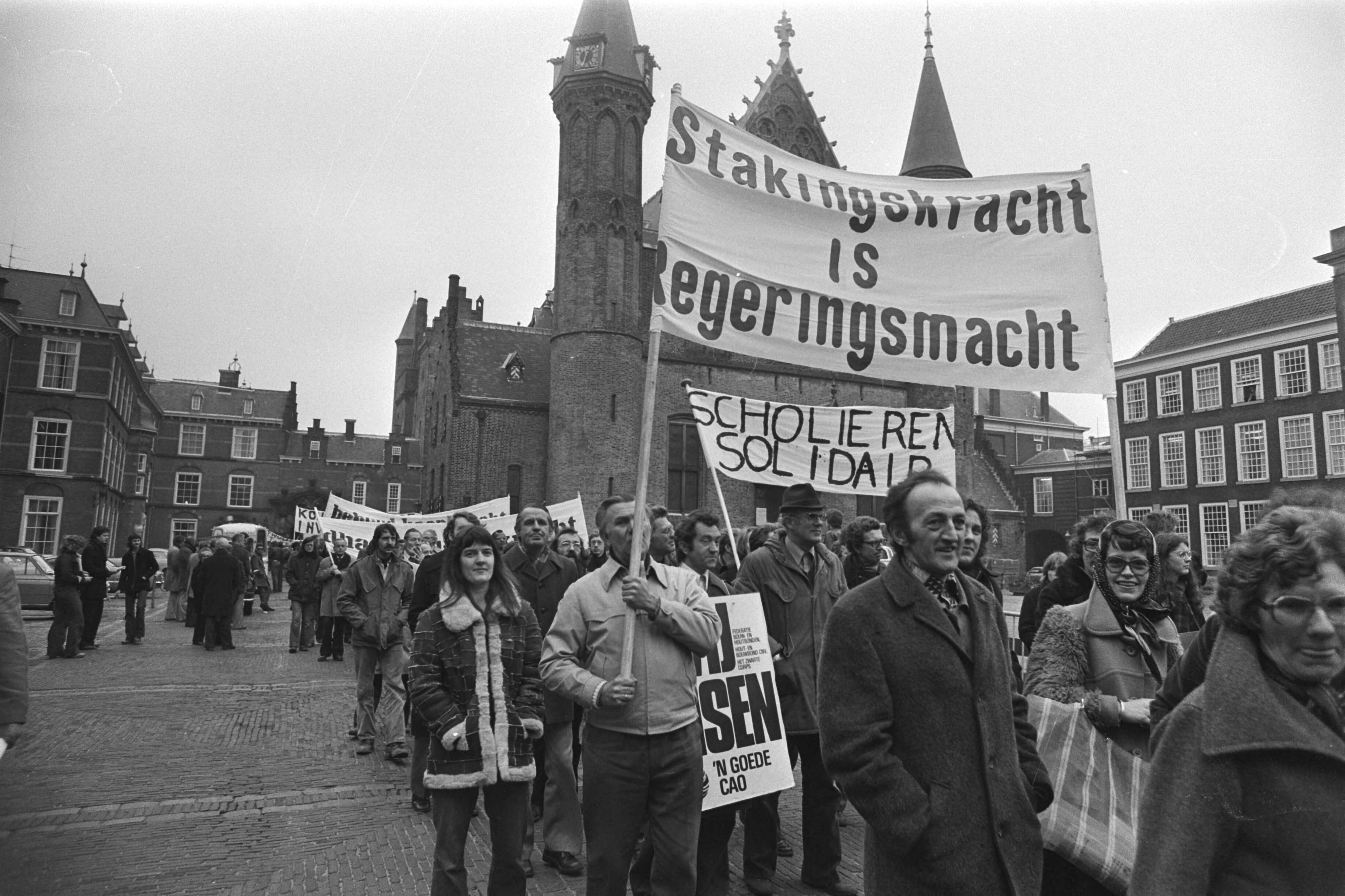 Fotocollectie Anefo — Demonstratie stakers in Den Haag ; demonstranten op Binnenhof — Foto: Suyk, Koen / Anefo. Licentie: Set B: Rechtenvrij / Publiek Domein. Bron: Nationaal Archief. http://hdl.handle.net/10648/ac95fa4c-d0b4-102d-bcf8-003048976d84