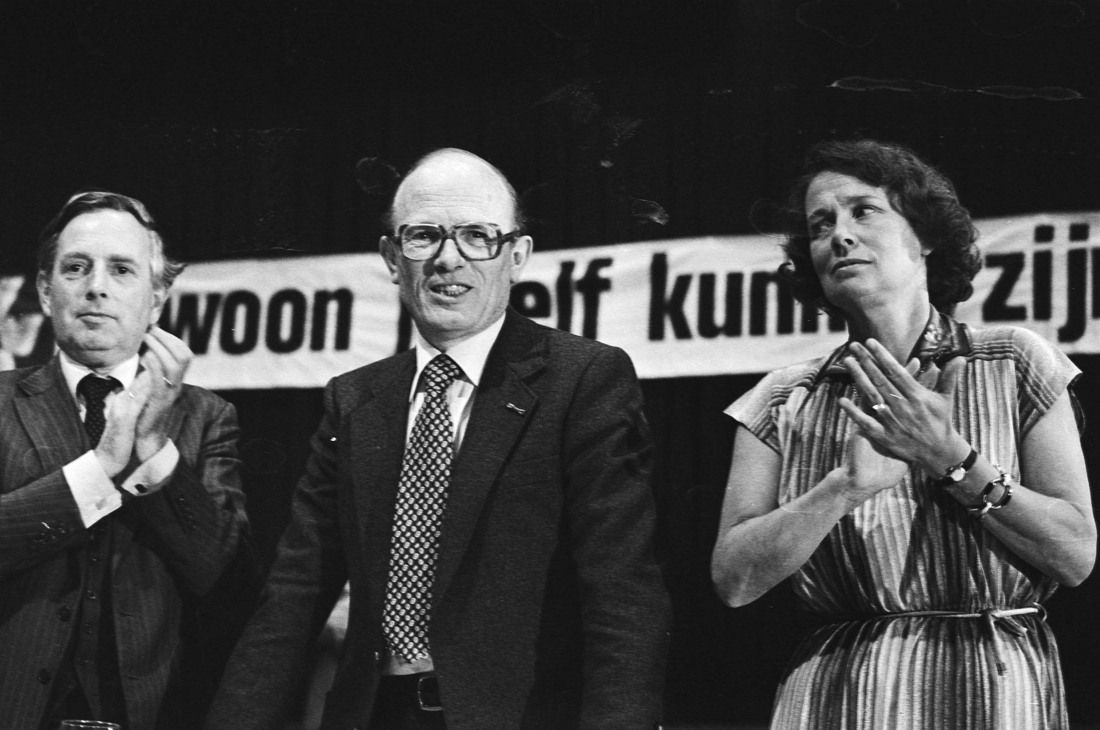 VVD congres in Breda — Fraktievoorzitter Rietkerk (midden), mevrouw van Someren en partijvoorzitter Korthals Altes (links) — Foto: Croes, Rob C. / Anefo. Licentie: Set B: Rechtenvrij / Publiek Domein. Bron: Nationaal Archief. http://hdl.handle.net/10648/acc86608-d0b4-102d-bcf8-003048976d84