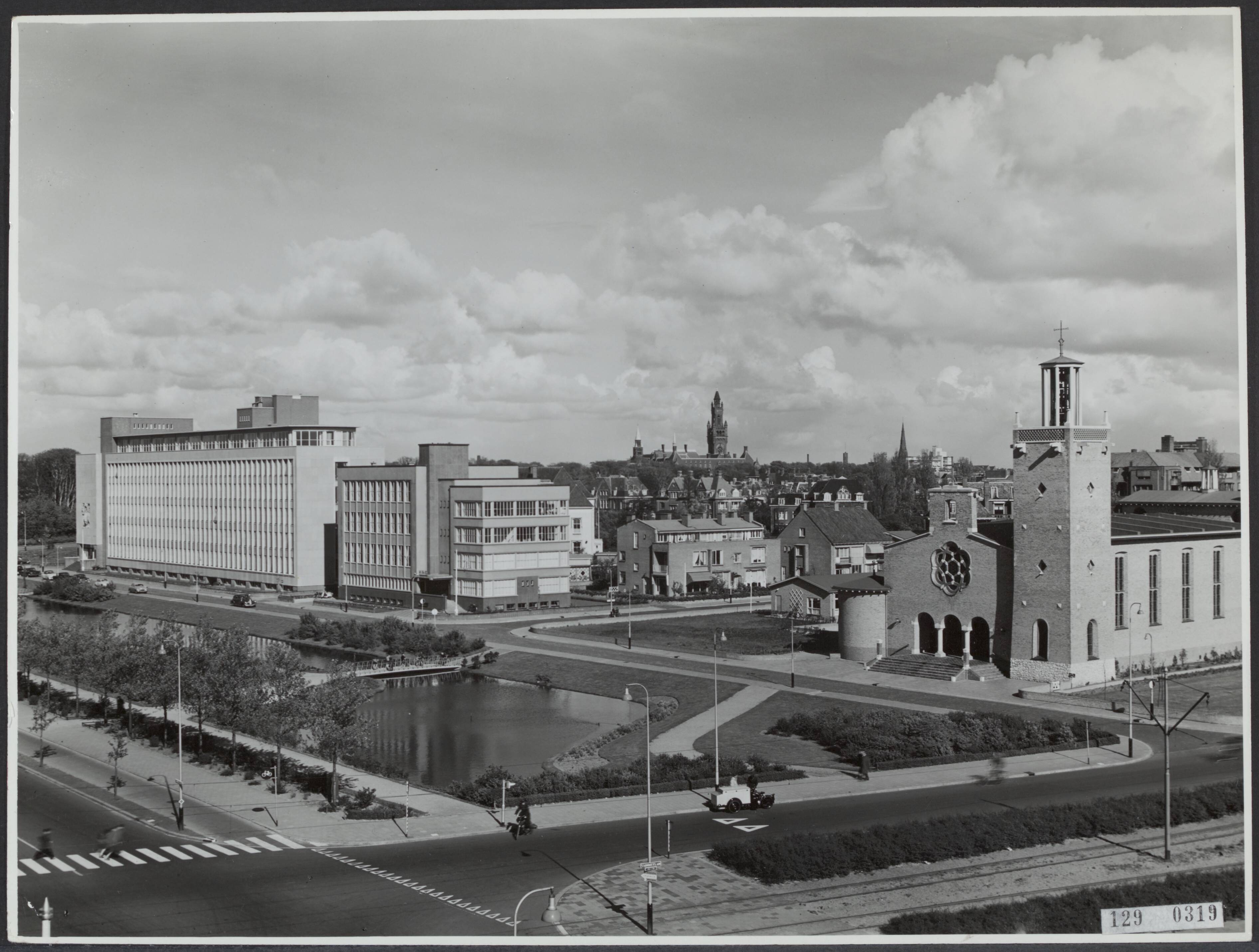 Steden [RVD] — Stadhoudersplantsoen, 's-Gravenhage [rechts de R.K. kerk Heilige Martelaren van Gorcum, links het kantoorgebouw voor Hoofdproductschap voor Akkerbouwproducten (1955)] — Foto: Fotodienst Gemeente Den Haag. Licentie: Set B: Rechtenvrij / Publiek Domein. Bron: Nationaal Archief. http://hdl.handle.net/10648/af462280-d0b4-102d-bcf8-003048976d84