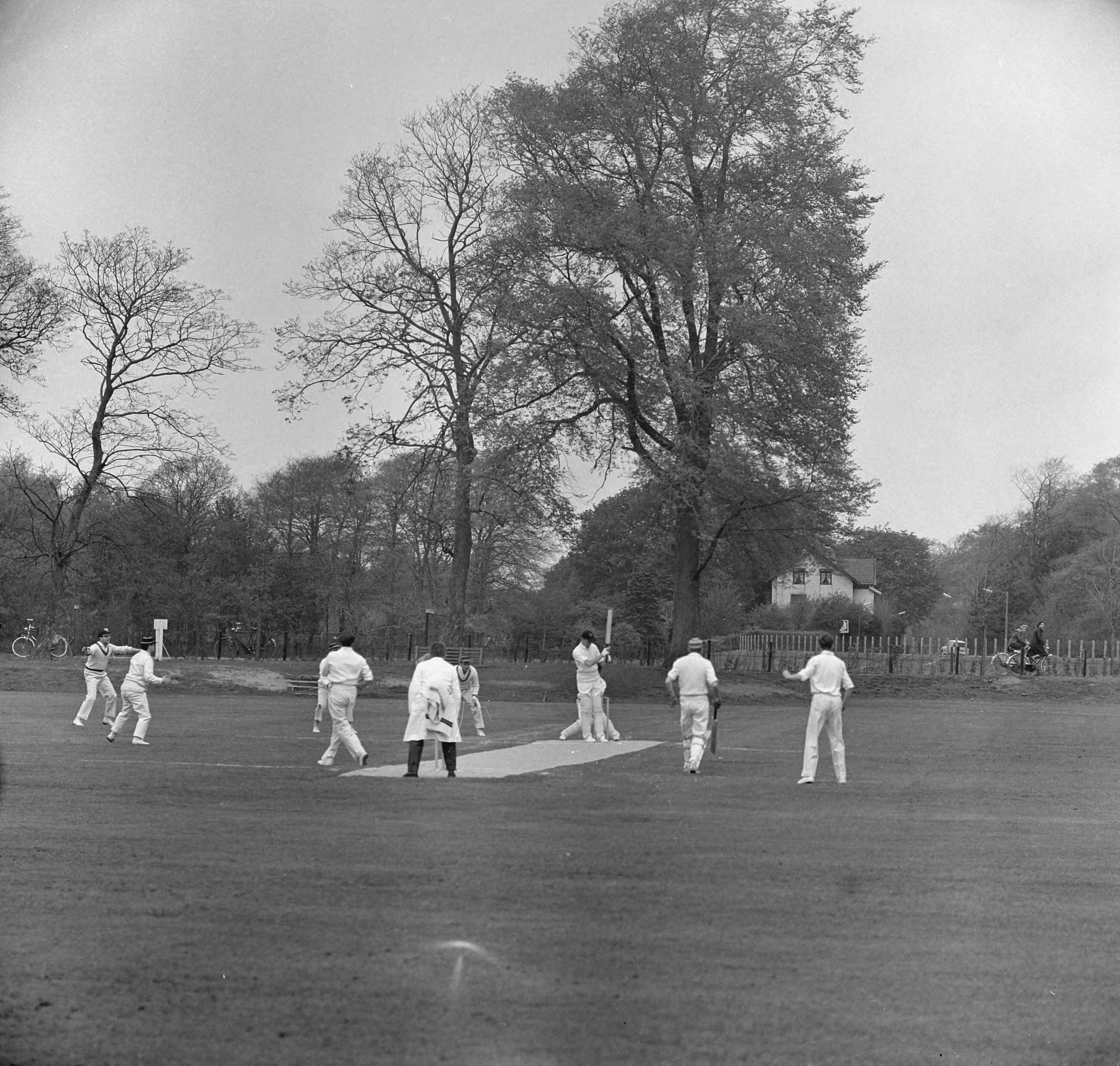 Fotocollectie Anefo — Cricketseizoen geopend. Haarlem tegen VRA. Spelmoment "voor de Lunch" — Foto: Nijs, Jac. de / Anefo. Licentie: Set B: Rechtenvrij / Publiek Domein. Bron: Nationaal Archief. http://hdl.handle.net/10648/aa366700-d0b4-102d-bcf8-003048976d84