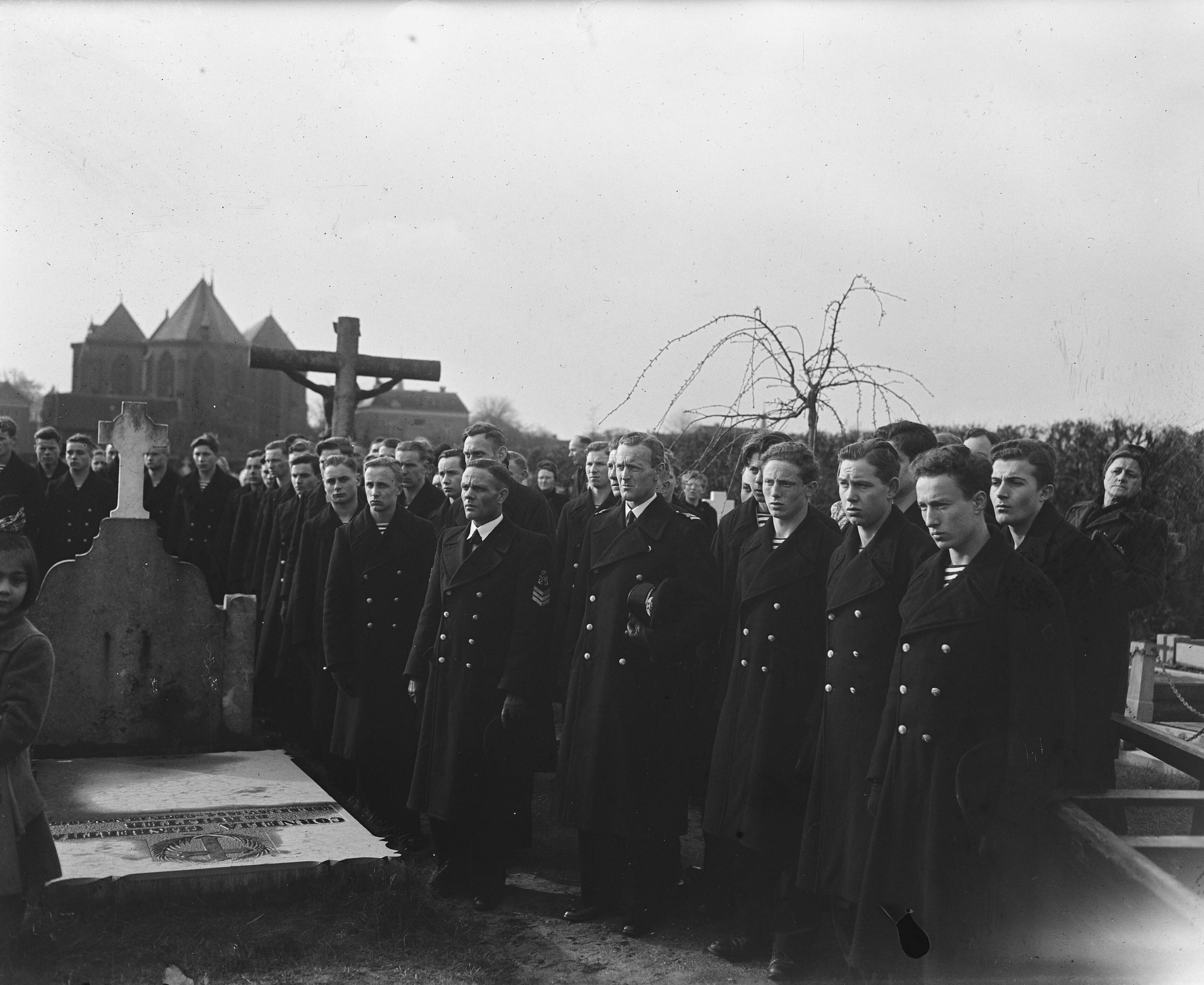 Fotocollectie Anefo — Begrafenis matroos-zeemilicien J.C. Arentsen — Foto: Snikkers, Anton / Anefo. Licentie: Set B: Rechtenvrij / Publiek Domein. Bron: Nationaal Archief. http://hdl.handle.net/10648/a8b293c2-d0b4-102d-bcf8-003048976d84