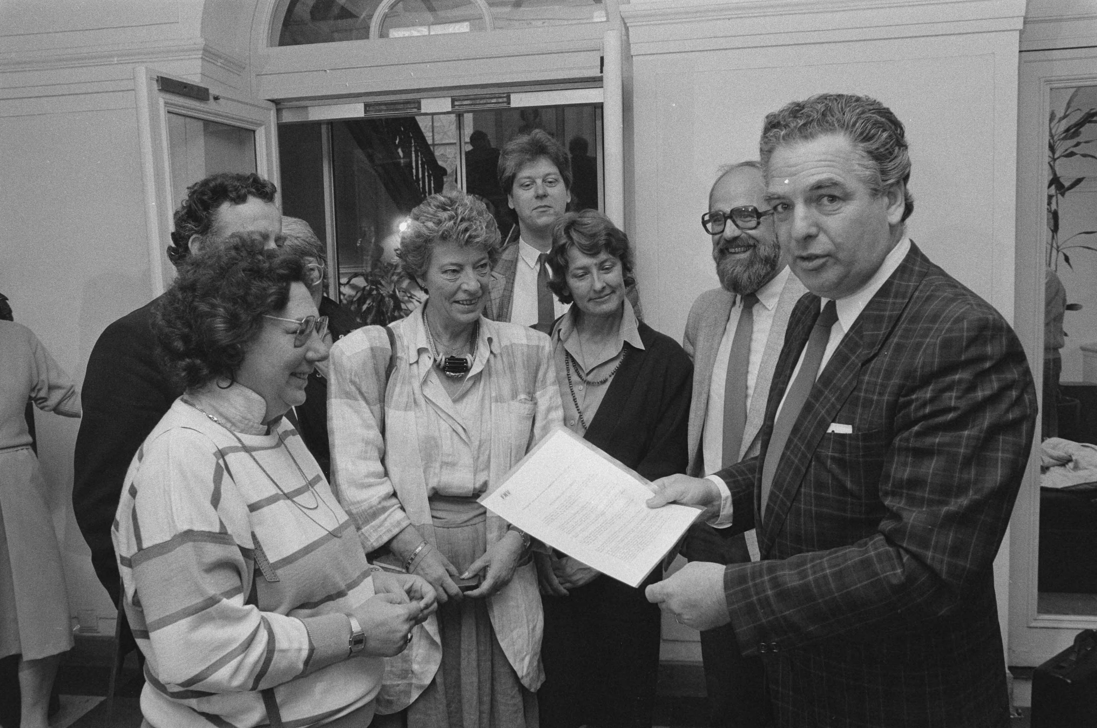 Fotocollectie Anefo — FNV biedt in Den Haag petitie aan aan Kamercie. Volksgezondheid i.v.m. wijziging ziektekostenverzekeringe v.l.n.r. Haas Berger , Muller, Beckers en FNV-voorz. — Foto: Croes, Rob C. / Anefo. Licentie: Set B: Rechtenvrij / Publiek Domein. Bron: Nationaal Archief. http://hdl.handle.net/10648/ad61bfc4-d0b4-102d-bcf8-003048976d84