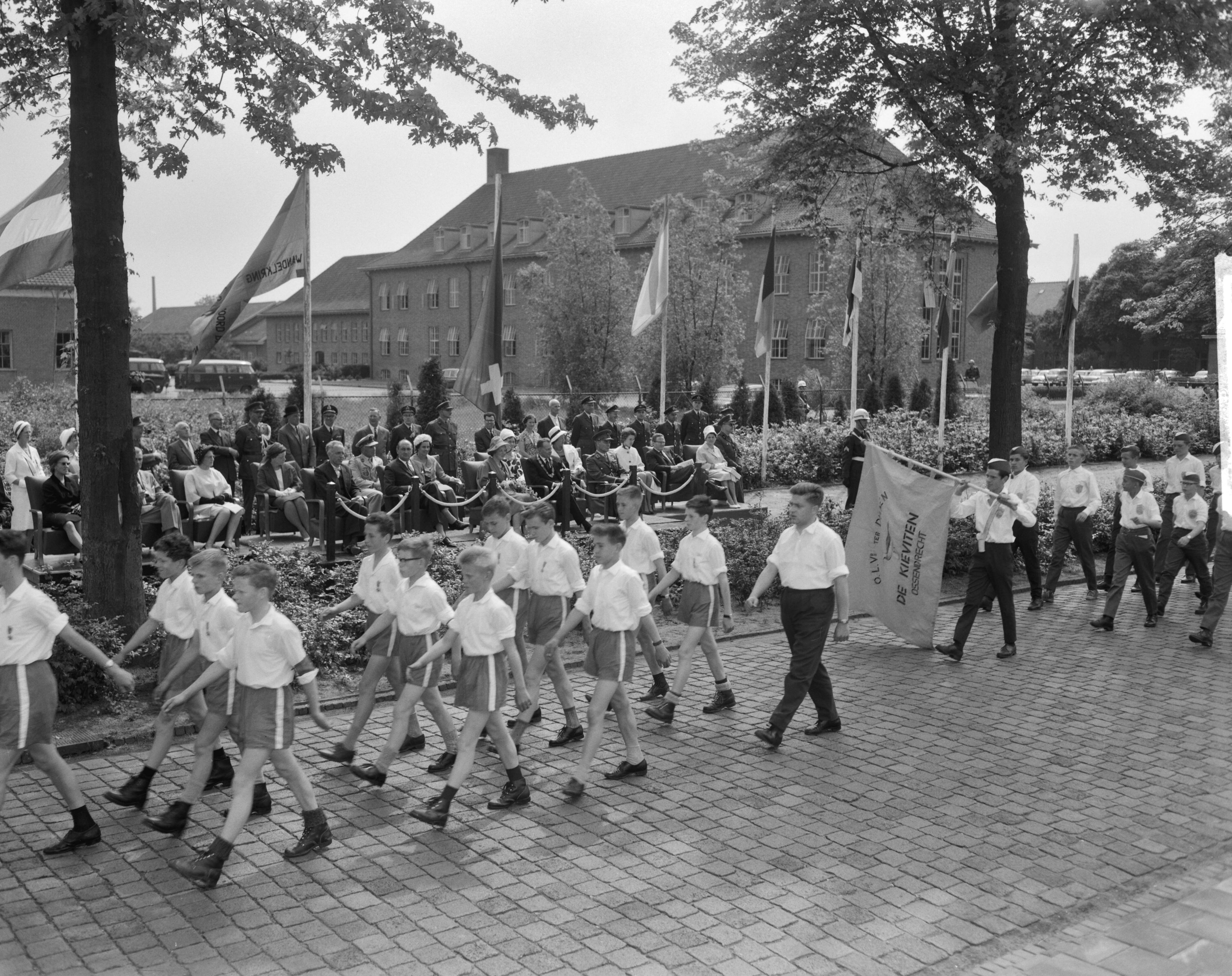 Fotocollectie Anefo — Prinses Beatrix poliomars in Breda, wandelaars defileren voor prinses Beatrix, Commissaris der Koningin in Noord-Brabant dr. C.N.M. Kortmann, minister mr. E.H. Toxopeus en burgemeester van Breda, mr. R.M.A.A.Geuljans — Foto: Bilsen, Joop van / Anefo. Licentie: Set B: Rechtenvrij / Publiek Domein. Bron: Nationaal Archief. http://hdl.handle.net/10648/aa0cb1c6-d0b4-102d-bcf8-003048976d84