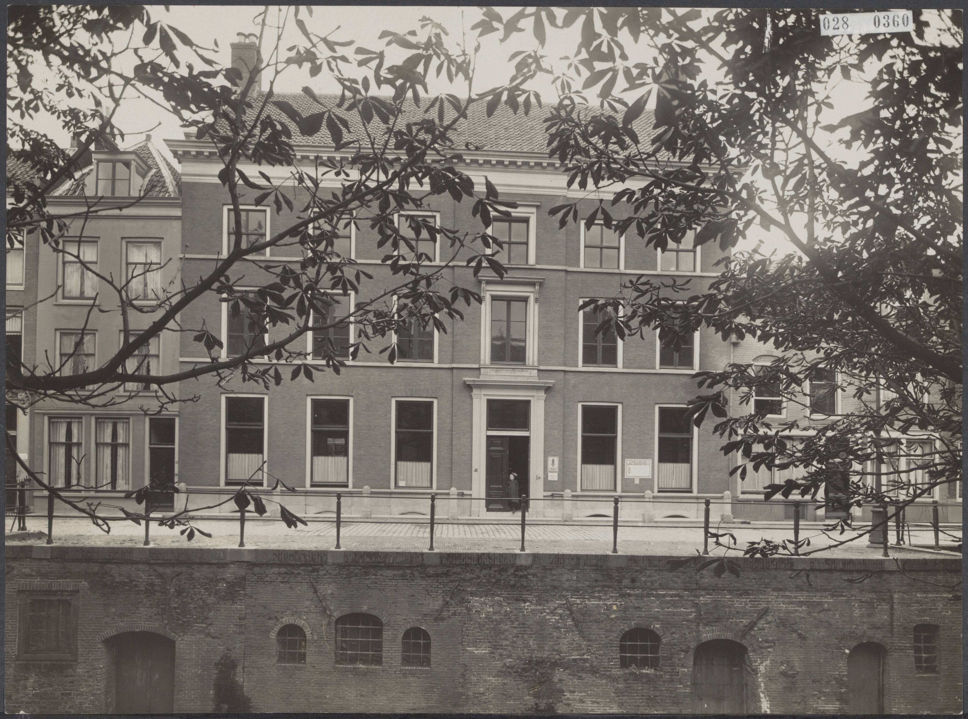 Fotocollectie Elsevier Binnenland — Gebouw van de Volksuniversiteit aan de Nieuwe Gracht te Utrecht — Foto: Fotopersbureau "Holland". Licentie: Set B: Rechtenvrij / Publiek Domein. Bron: Nationaal Archief. http://hdl.handle.net/10648/addd9176-d0b4-102d-bcf8-003048976d84