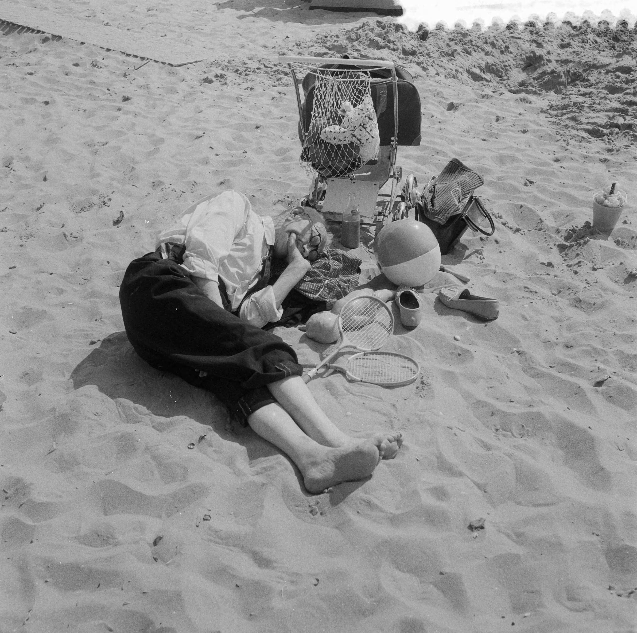 Fotocollectie Anefo — Strandleven te Zandvoort — Foto: Noske, J.D. / Anefo. Licentie: Set B: Rechtenvrij / Publiek Domein. Bron: Nationaal Archief. http://hdl.handle.net/10648/a966656e-d0b4-102d-bcf8-003048976d84