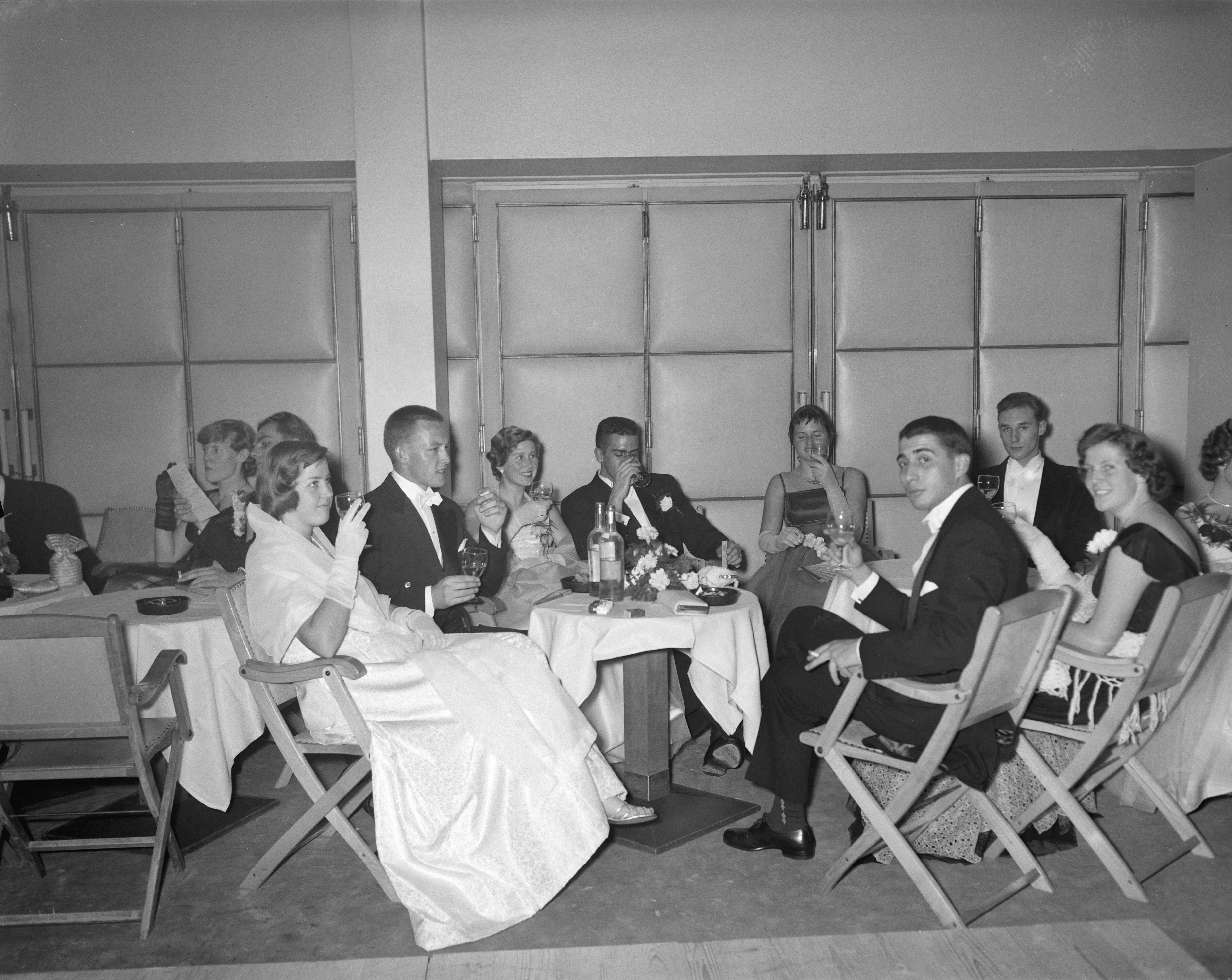 Fotocollectie Anefo — Lustrumviering van de tandheelkundige studentenvereniging "John Tomes" te Utrecht — Foto: Bilsen, Joop van / Anefo. Licentie: Set B: Rechtenvrij / Publiek Domein. Bron: Nationaal Archief. http://hdl.handle.net/10648/a96e58f0-d0b4-102d-bcf8-003048976d84
