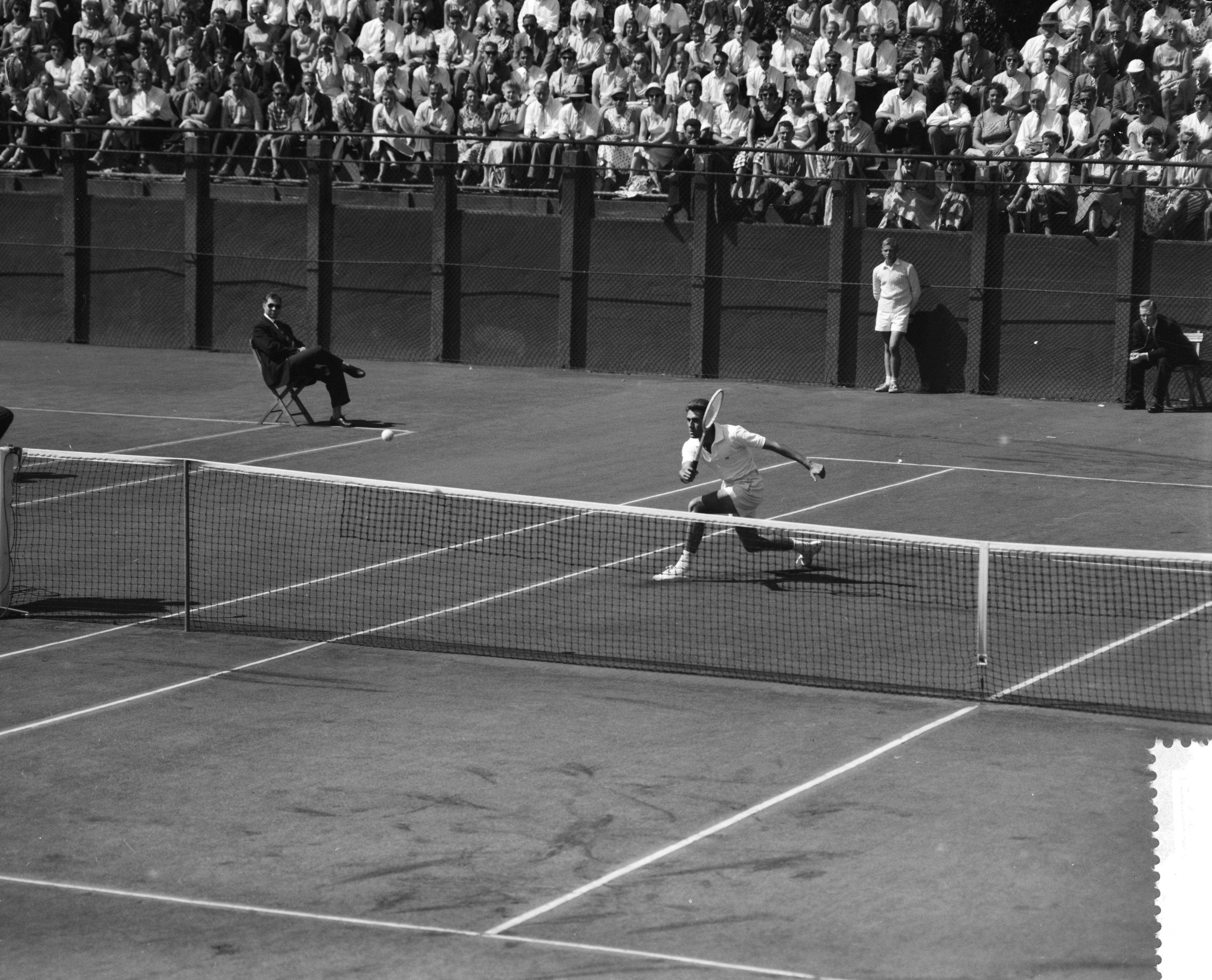 Fotocollectie Anefo — Nederlandse tenniskampioenschappen op de METS-banen te Scheveningen, Piet van Eijsden in actie — Foto: Behrens, Herbert F. / Anefo. Licentie: Set B: Rechtenvrij / Publiek Domein. Bron: Nationaal Archief. http://hdl.handle.net/10648/a99b436a-d0b4-102d-bcf8-003048976d84