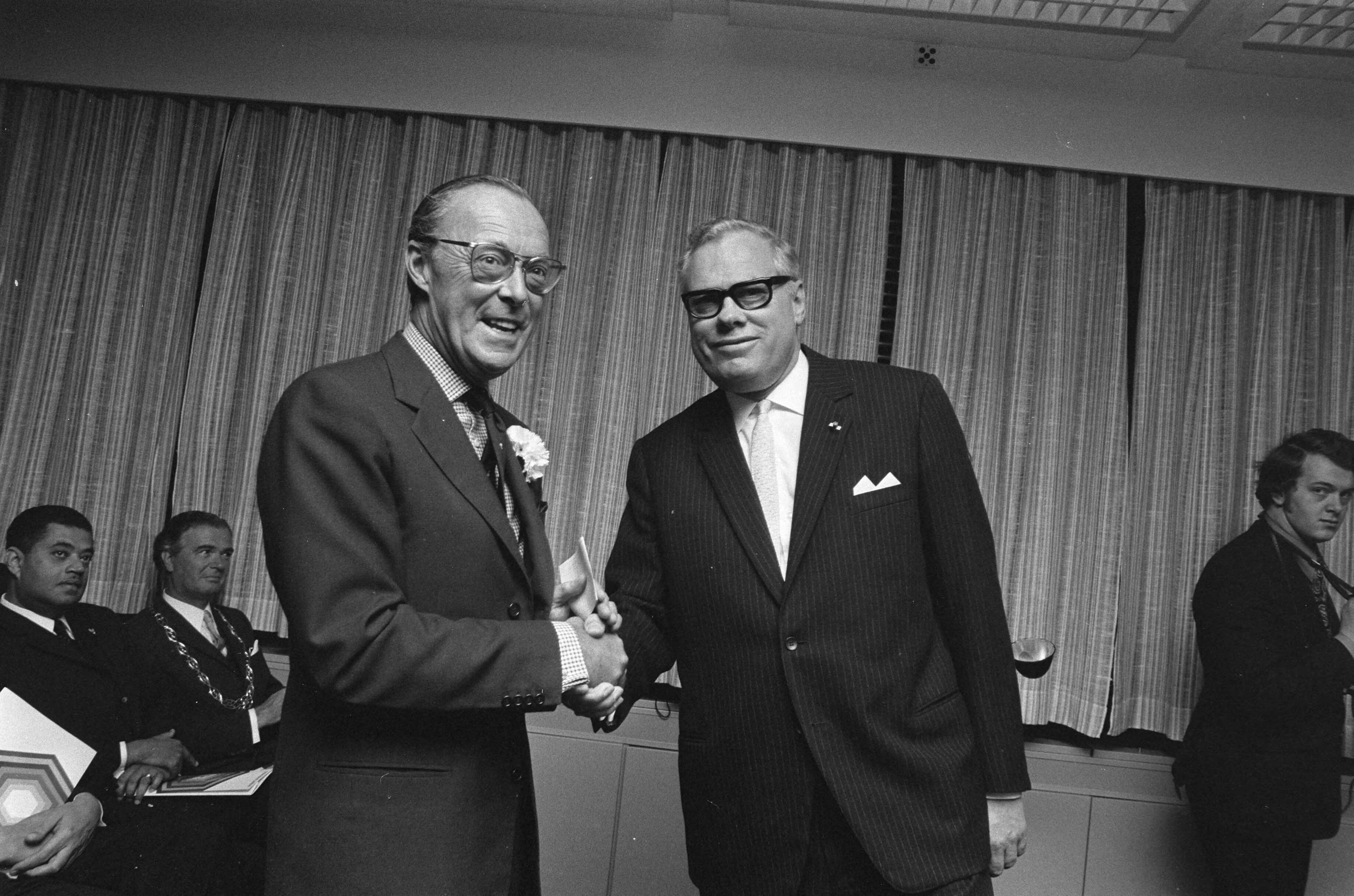 Fotocollectie Anefo — Prins Bernhard opent kantoor Verenigde Bedrijven Nederhorst Gouda, Prins Bernhard krijgt cheque van A. M. Schreuders (president raad / — Foto: Mieremet, Rob / Anefo. Licentie: Set B: Rechtenvrij / Publiek Domein. Bron: Nationaal Archief. http://hdl.handle.net/10648/abd46468-d0b4-102d-bcf8-003048976d84