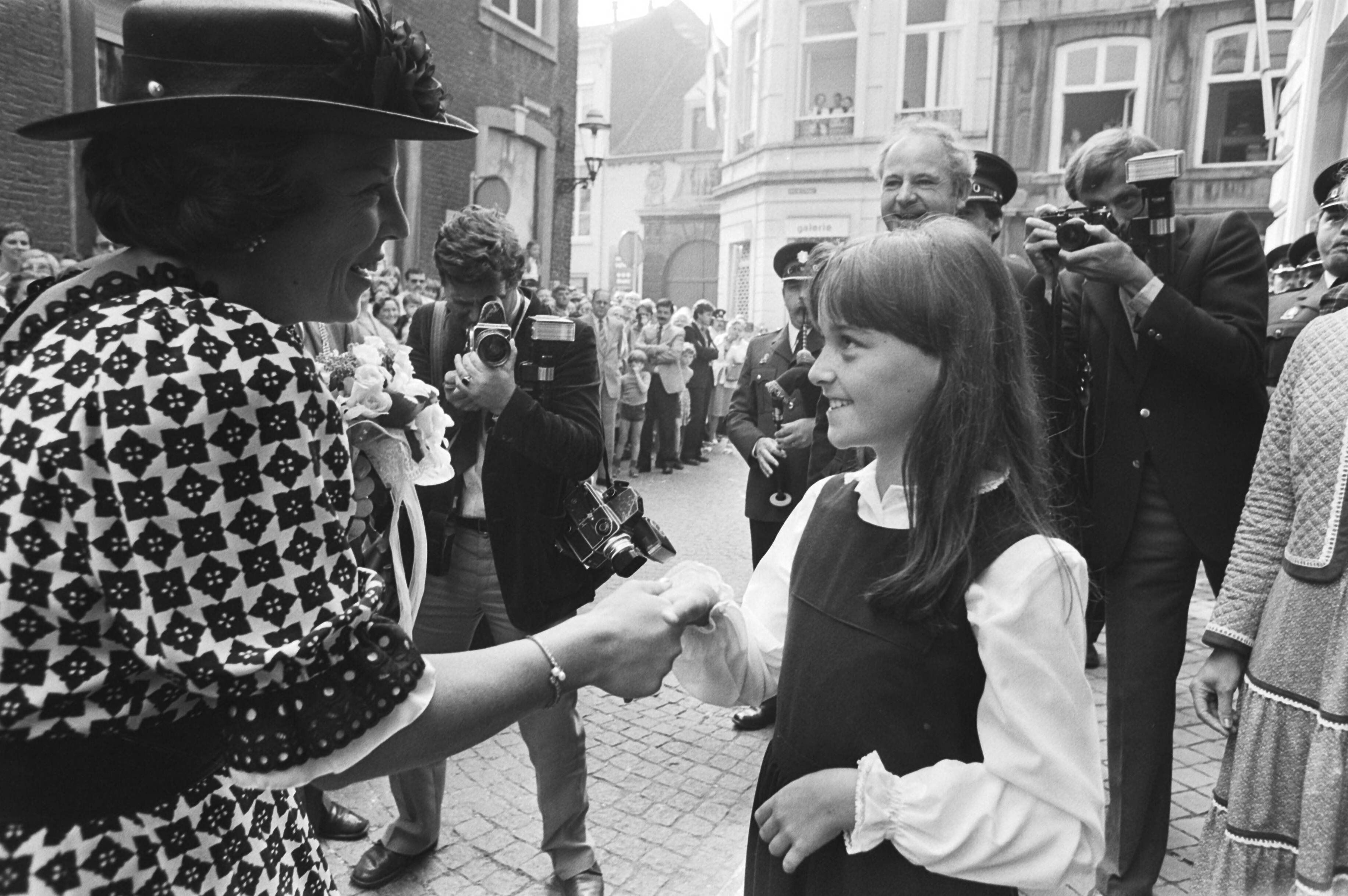 Koningin Beatrix en prins Claus bezoeken Zuid-Limburg — Koningin Beatrix krijgt door een meisje bloemen aangeboden in Maastricht — Foto: Croes, Rob C. / Anefo. Licentie: Set B: Rechtenvrij / Publiek Domein. Bron: Nationaal Archief. http://hdl.handle.net/10648/ad0230e0-d0b4-102d-bcf8-003048976d84