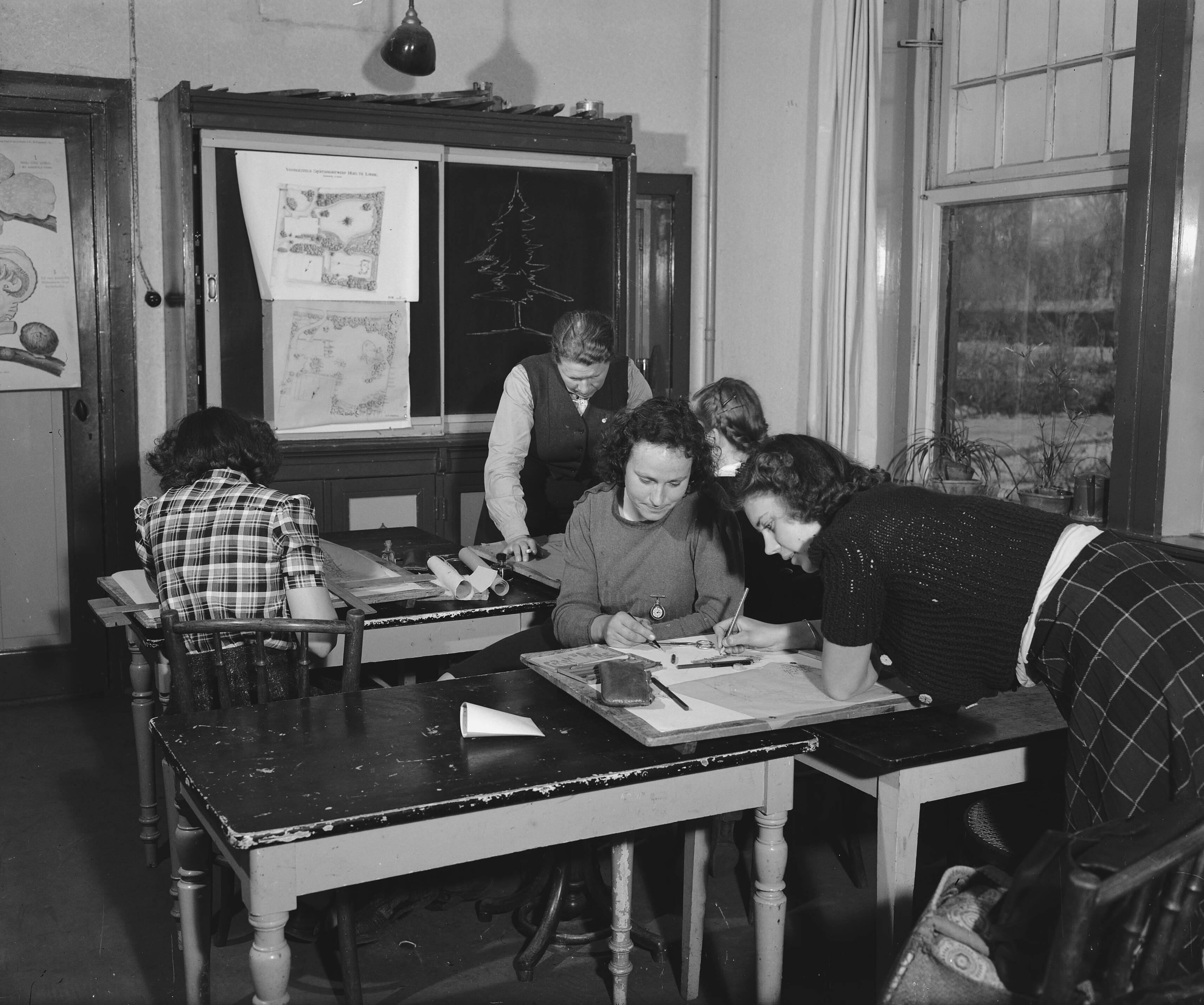 Fotocollectie Anefo — Tuinbouwschool "Huize te Lande" Rijswijk — Foto: Raucamp, Koos / Anefo. Licentie: Set B: Rechtenvrij / Publiek Domein. Bron: Nationaal Archief. http://hdl.handle.net/10648/a89b48ca-d0b4-102d-bcf8-003048976d84