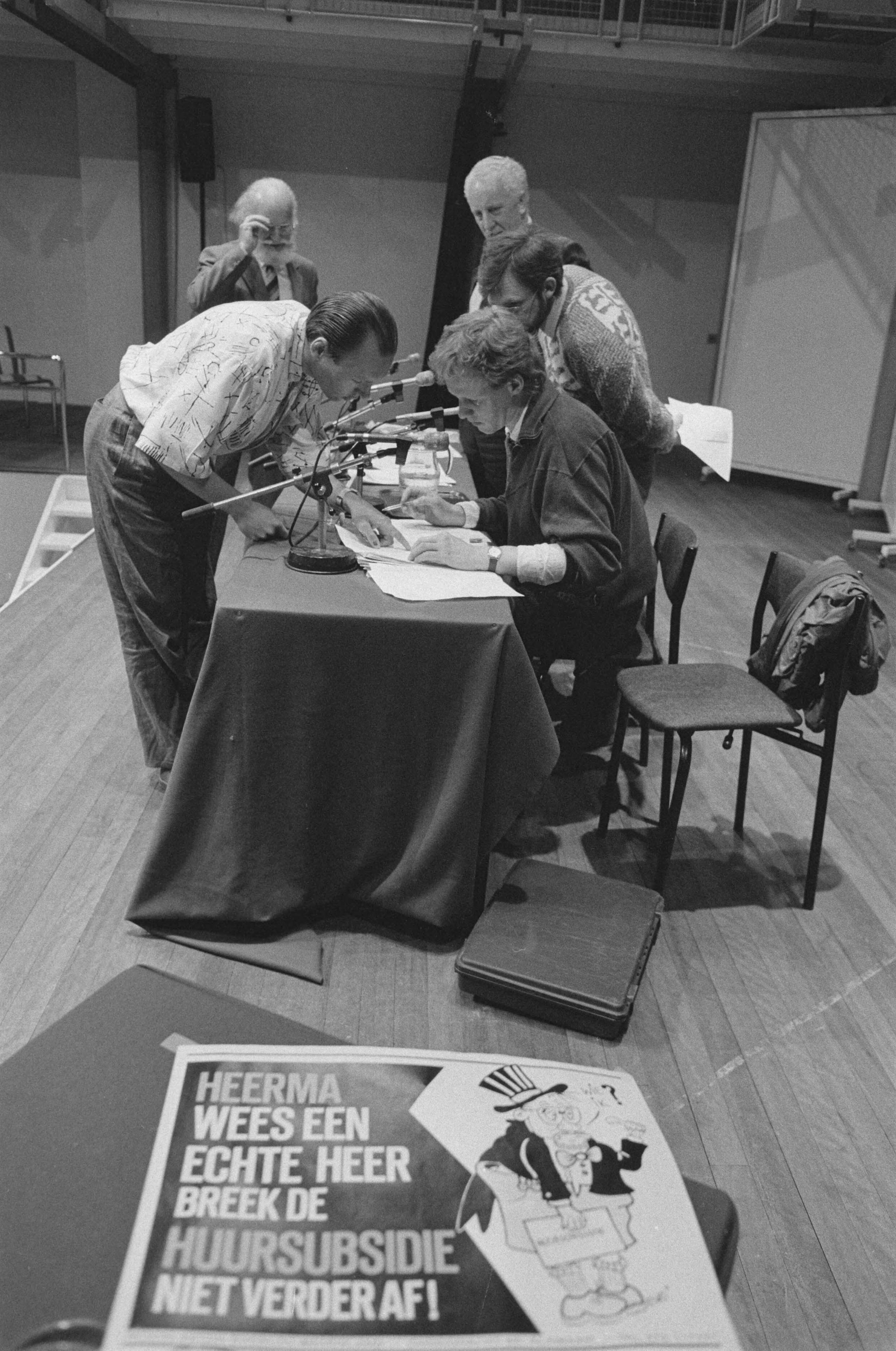 Fotocollectie Anefo — Haarlem, vertegenwoordigers van gemeentebesturen en organisatie bijeen ter voorbereiding acties tegen komende bezuinigingenhuursubsidies — Foto: Croes, Rob C. / Anefo. Licentie: Set B: Rechtenvrij / Publiek Domein. Bron: Nationaal Archief. http://hdl.handle.net/10648/ad619f94-d0b4-102d-bcf8-003048976d84